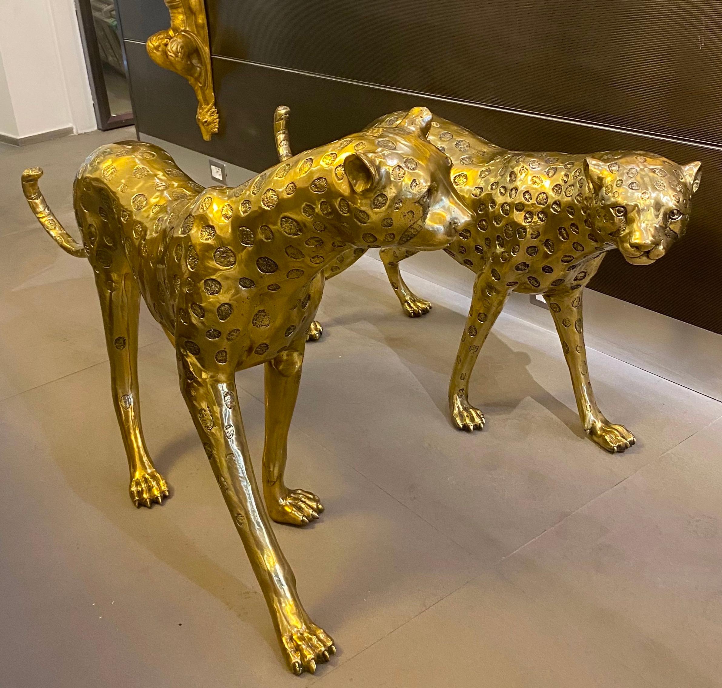 Große Skulpturen von Leoparden aus vergoldeter Bronze