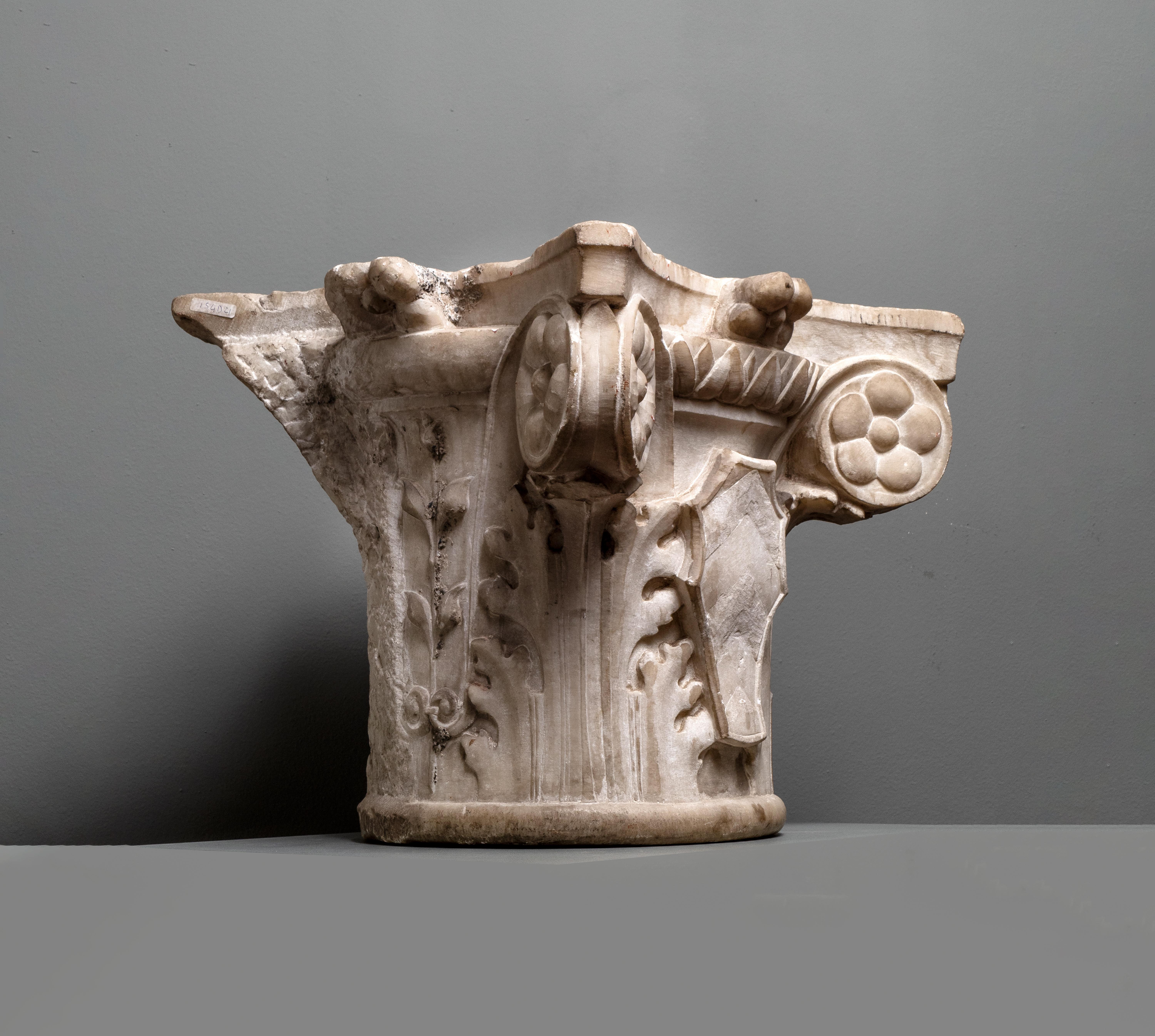 LARGE ITALIAN RENAISSANCE MARBLE CAPITAL
Florence, 15th/16th Century
marble
38 x 47 x 47 cm
15 x 18 1/2 x 18 1/2 in