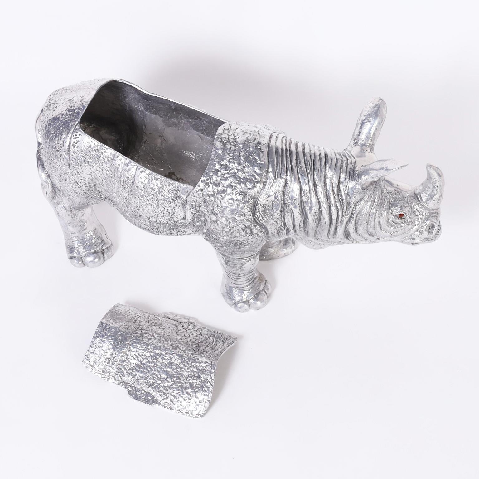 Grande sculpture du milieu du siècle en aluminium avec couvercle en forme de rhinocéros en vente 6