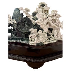 Grande scultura cinese d'epoca in giada con montagne e alberi in fiore