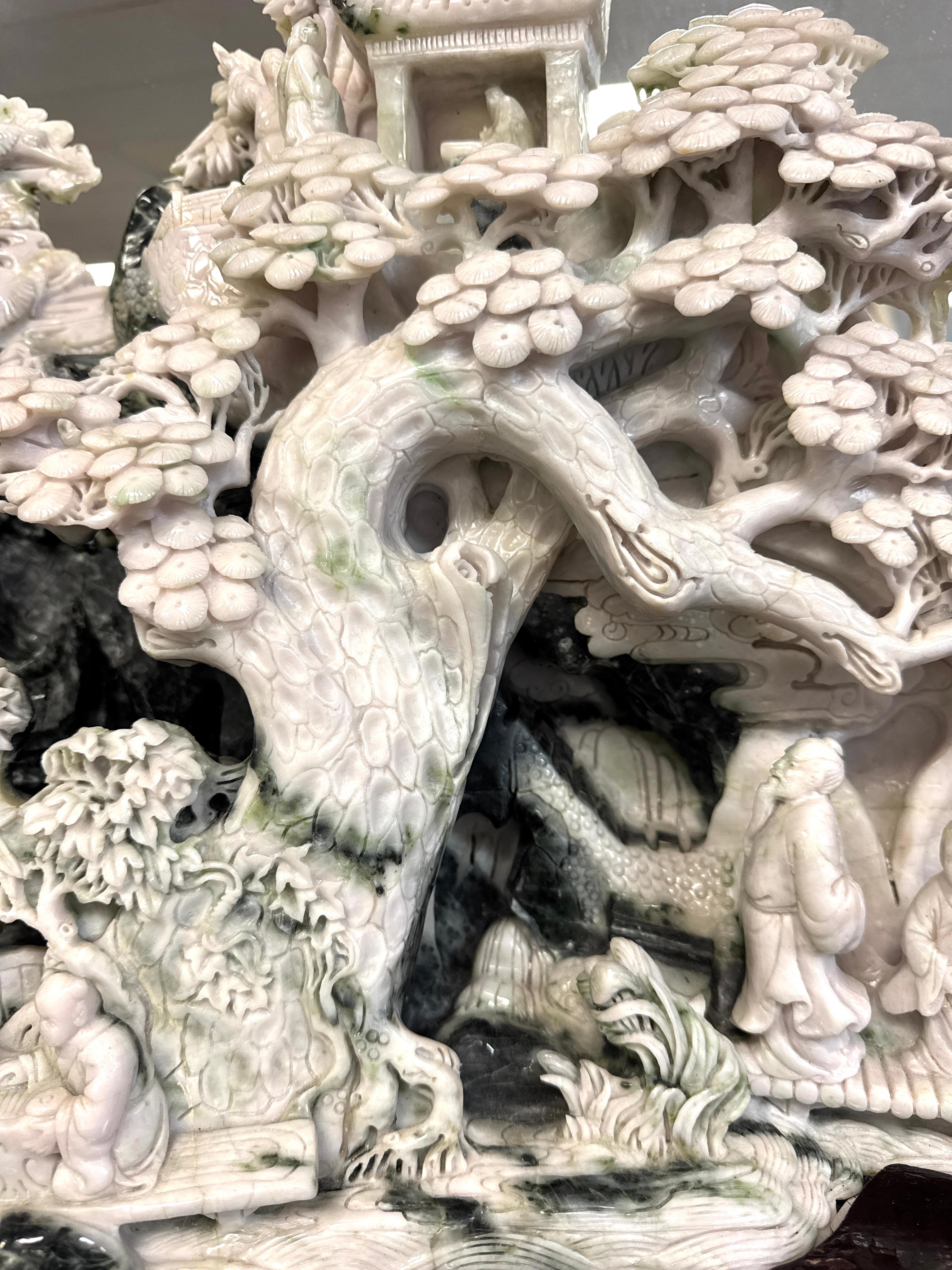Grande scultura cinese d'epoca in giada con montagne e alberi in fiore in vendita 5