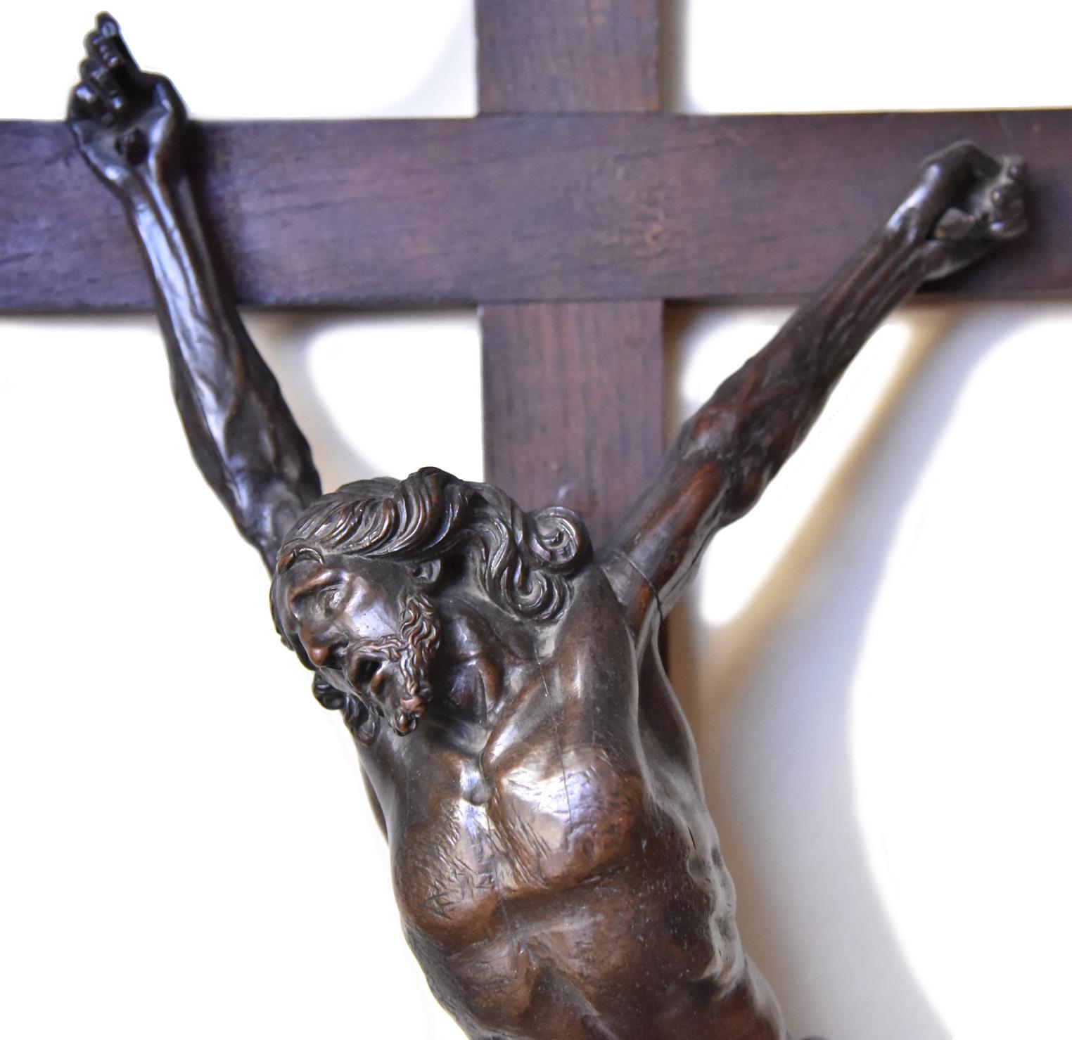 Large wooden Christ of the nineteenth century - Brown Figurative Sculpture by Unknown