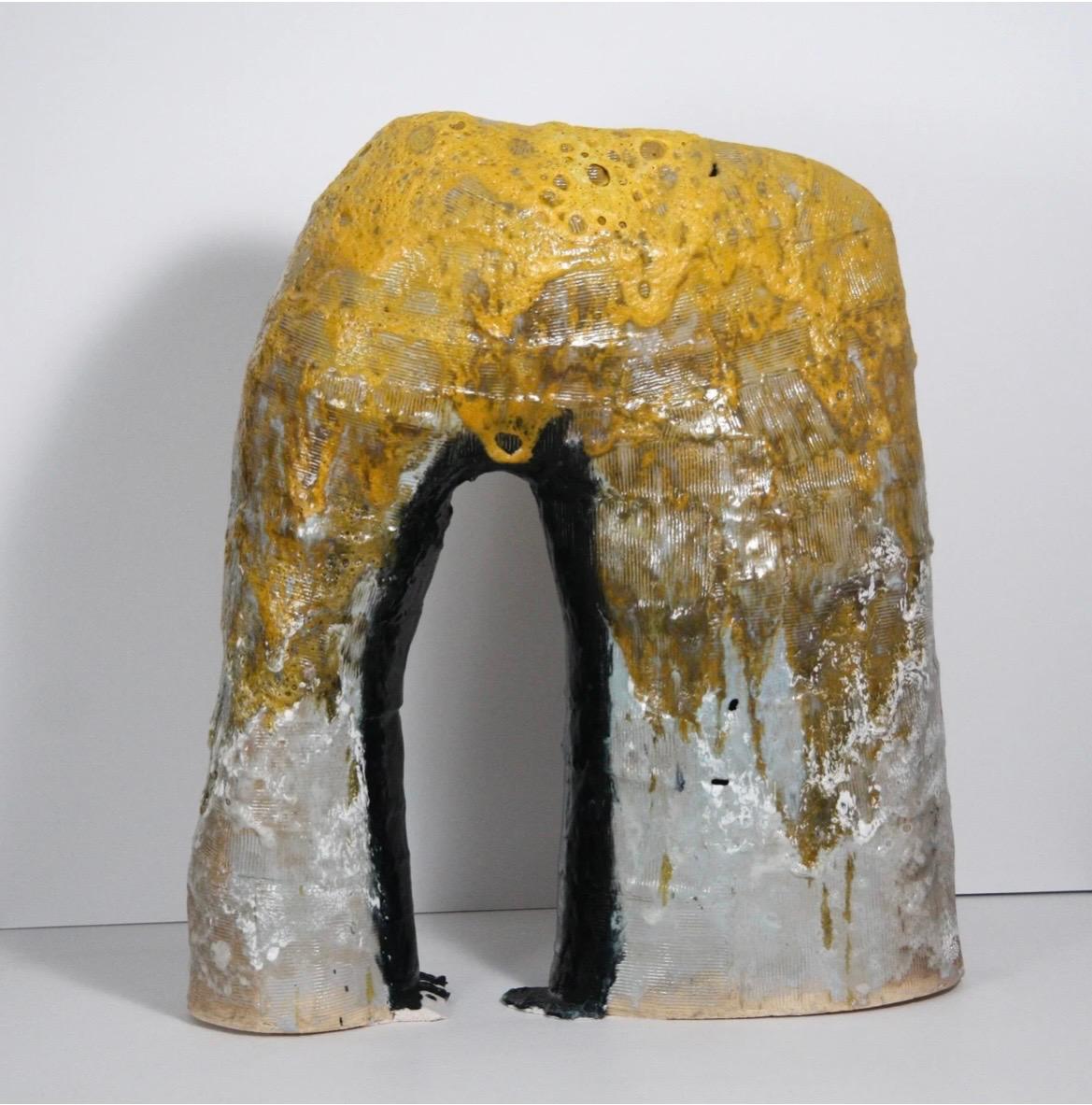 Abstract Sculpture Unknown - Sculpture sur pied en grès de Jill Birschbach, grande arche jaune