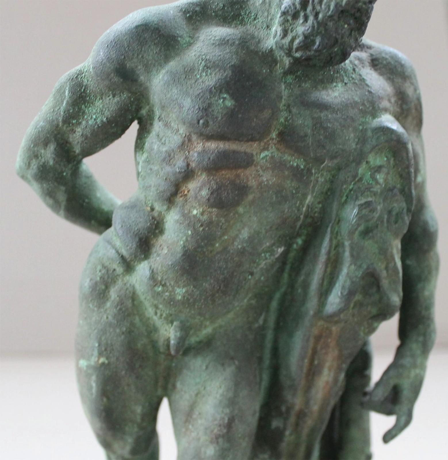 Bronzeskulptur aus dem späten 18. Jahrhundert nach dem Herkules von Farnese
Grand-Tour-Bronze mit feiner Krustenpatina auf einem späteren Holzsockel
16 in. h., insgesamt
12,5 in. h., Bronze 
3.5 in. h., Basis

Der Herkules von Farnese ist eine