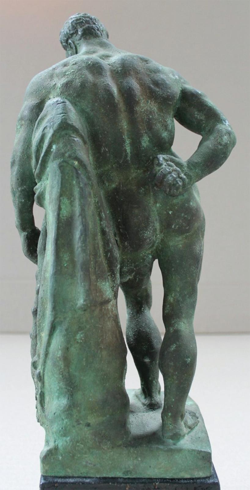 Sculpture en bronze de la fin du XVIIIe siècle d'après l'Hercule de Farnèse en vente 3
