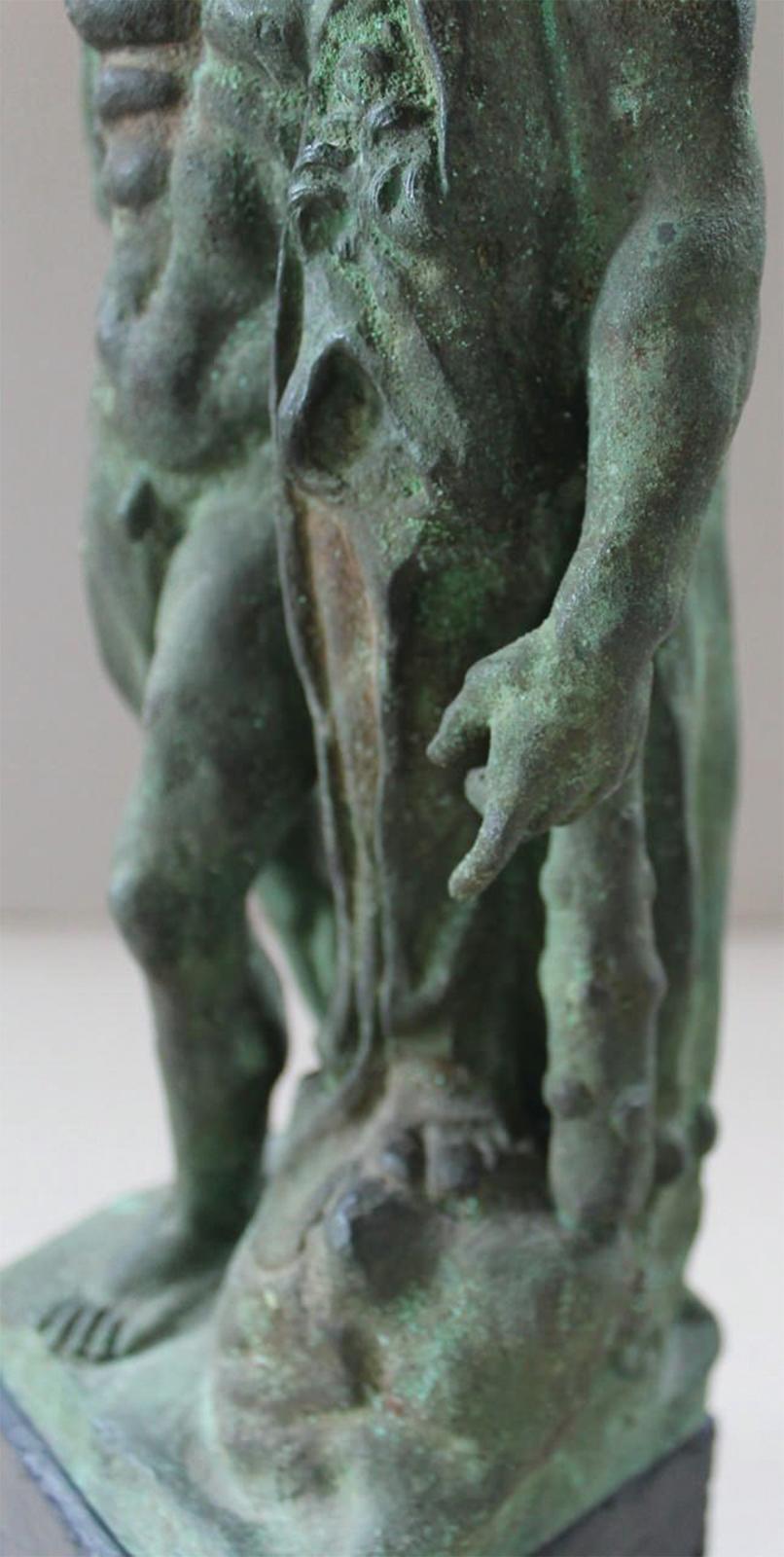 Sculpture en bronze de la fin du XVIIIe siècle d'après l'Hercule de Farnèse en vente 5