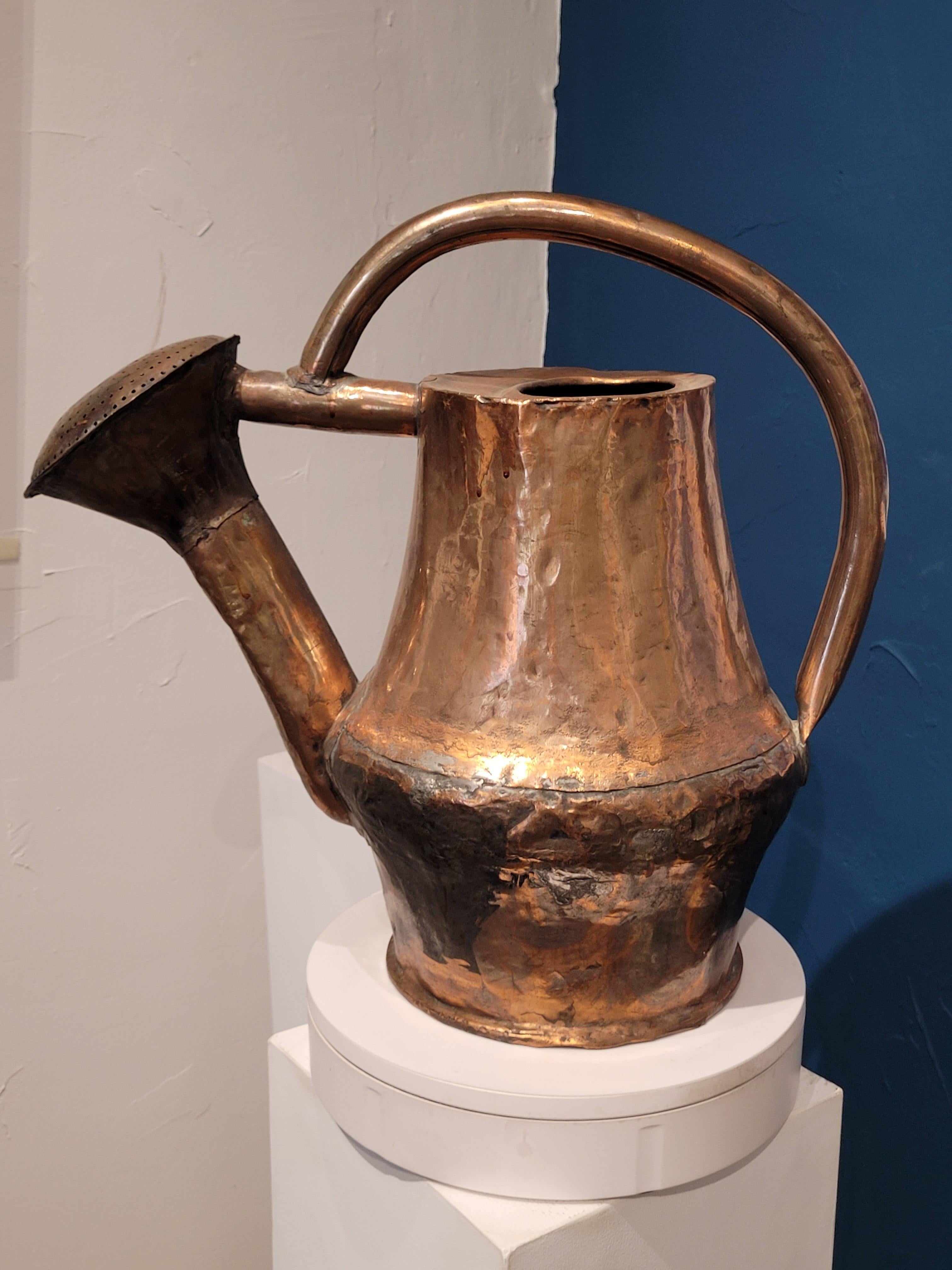 Un grande annaffiatoio in rame francese della fine del XVIII secolo, splendidamente patinato e martellato a mano, con manico ad anello esagerato.

Questo affascinante annaffiatoio francese del XVIII secolo presenta una grande testa e una silhouette