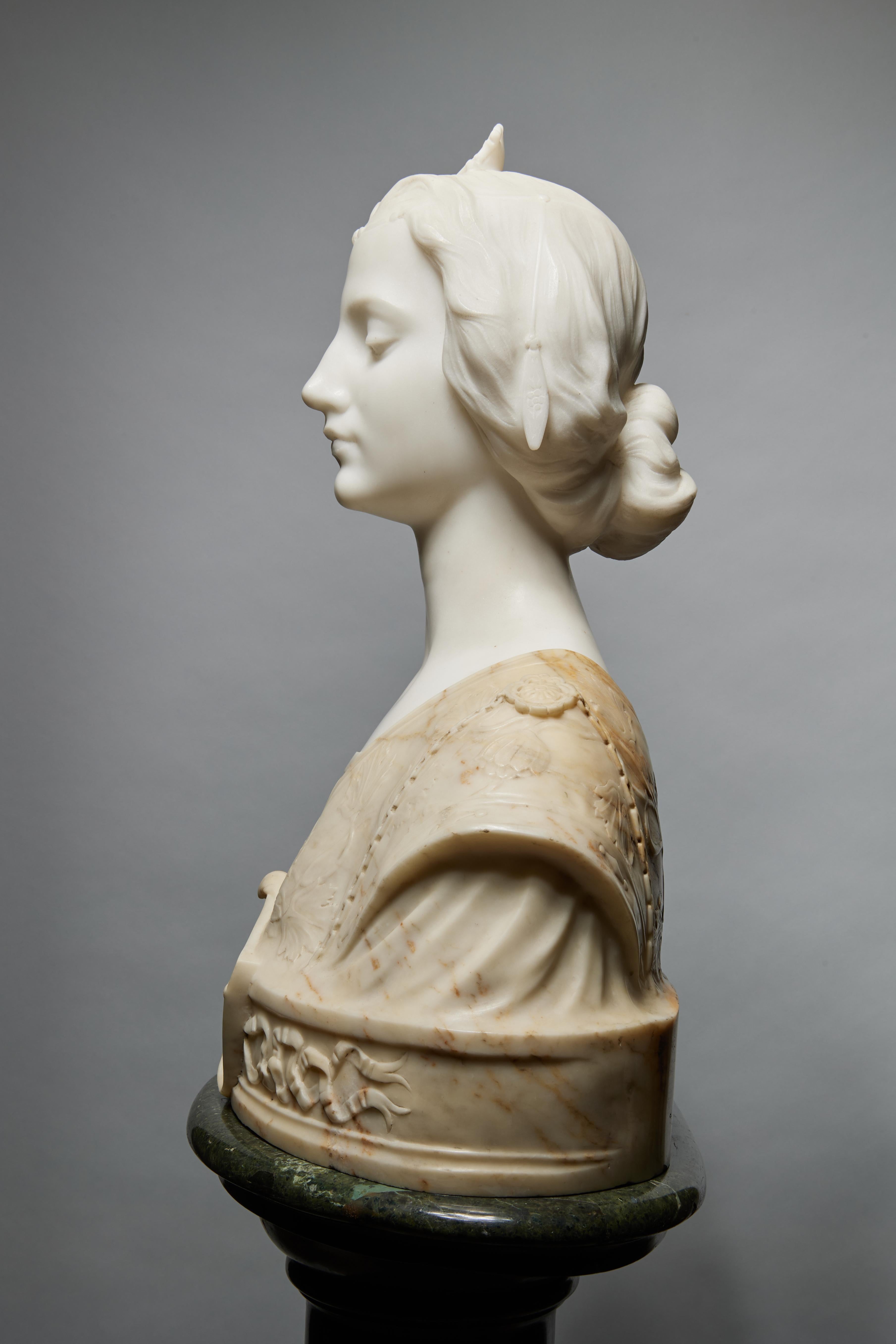 Italienische Büste einer Renaissance-Dame mit Sockel aus dem späten 19. Jahrhundert, fein gearbeitet – Sculpture von Unknown