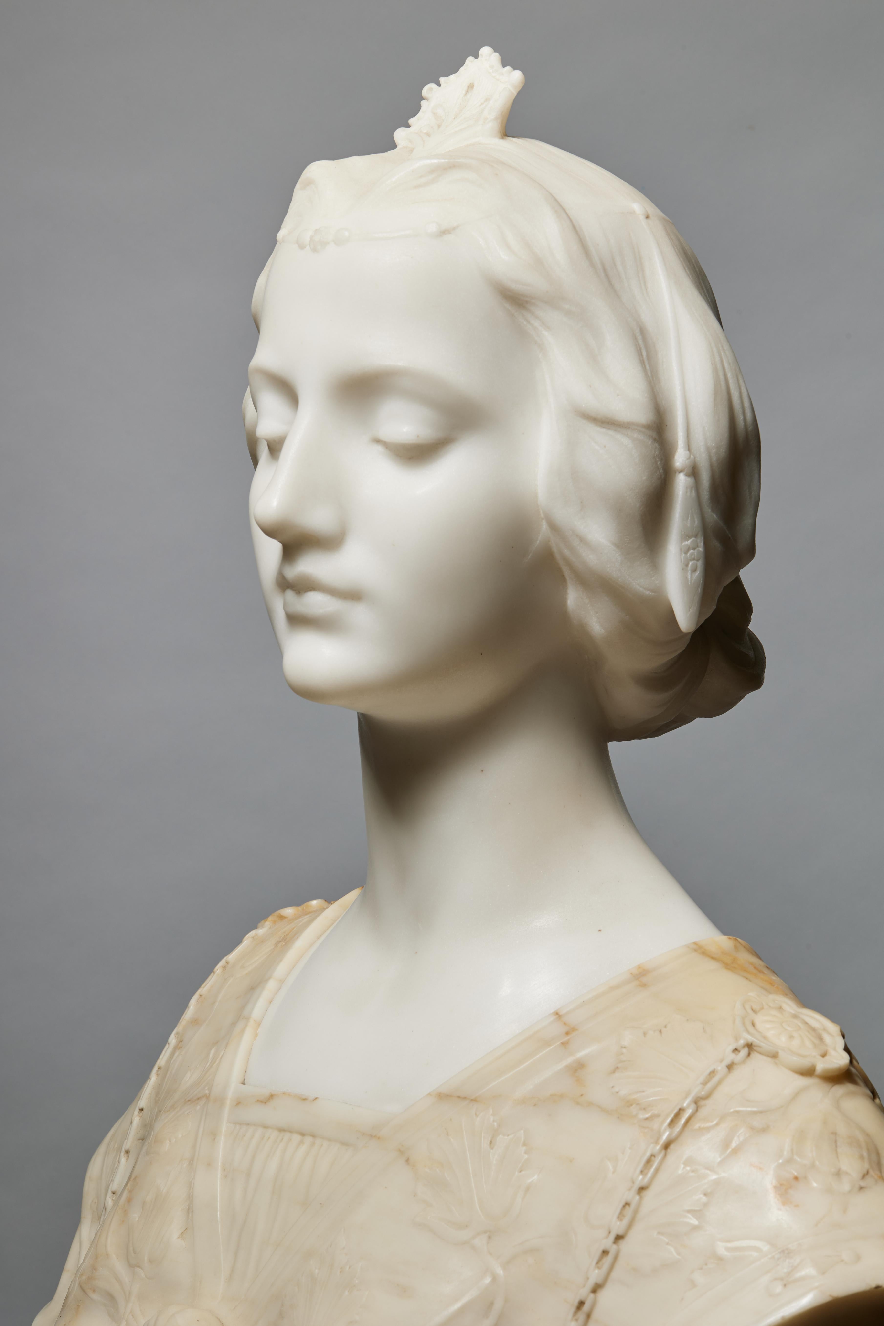 Italienische Büste einer Renaissance-Dame mit Sockel aus dem späten 19. Jahrhundert, fein gearbeitet (Grau), Figurative Sculpture, von Unknown
