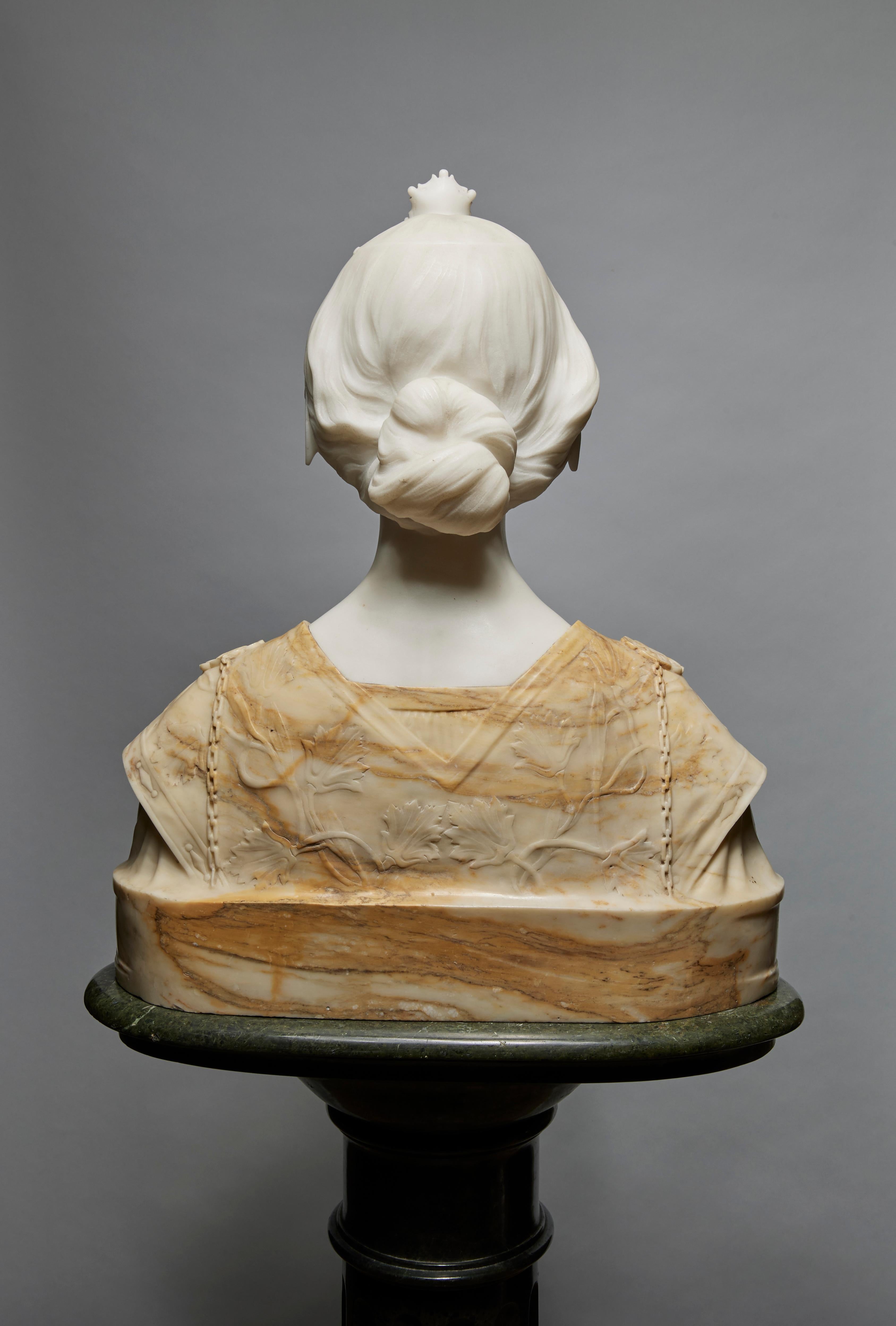 Italienisch, Ende 19. Jahrhundert
Fein gearbeitete Büste einer Dame der Renaissance
Weißer Marmor, Gewand aus geädertem, buff-farbenem Marmor auf Sockel aus grünem Marmor
Büste: 22 x 18 x 9 Zoll
Sockel: 45 x 20 x 10,5 Zoll
Die Büste wiegt ca. 131