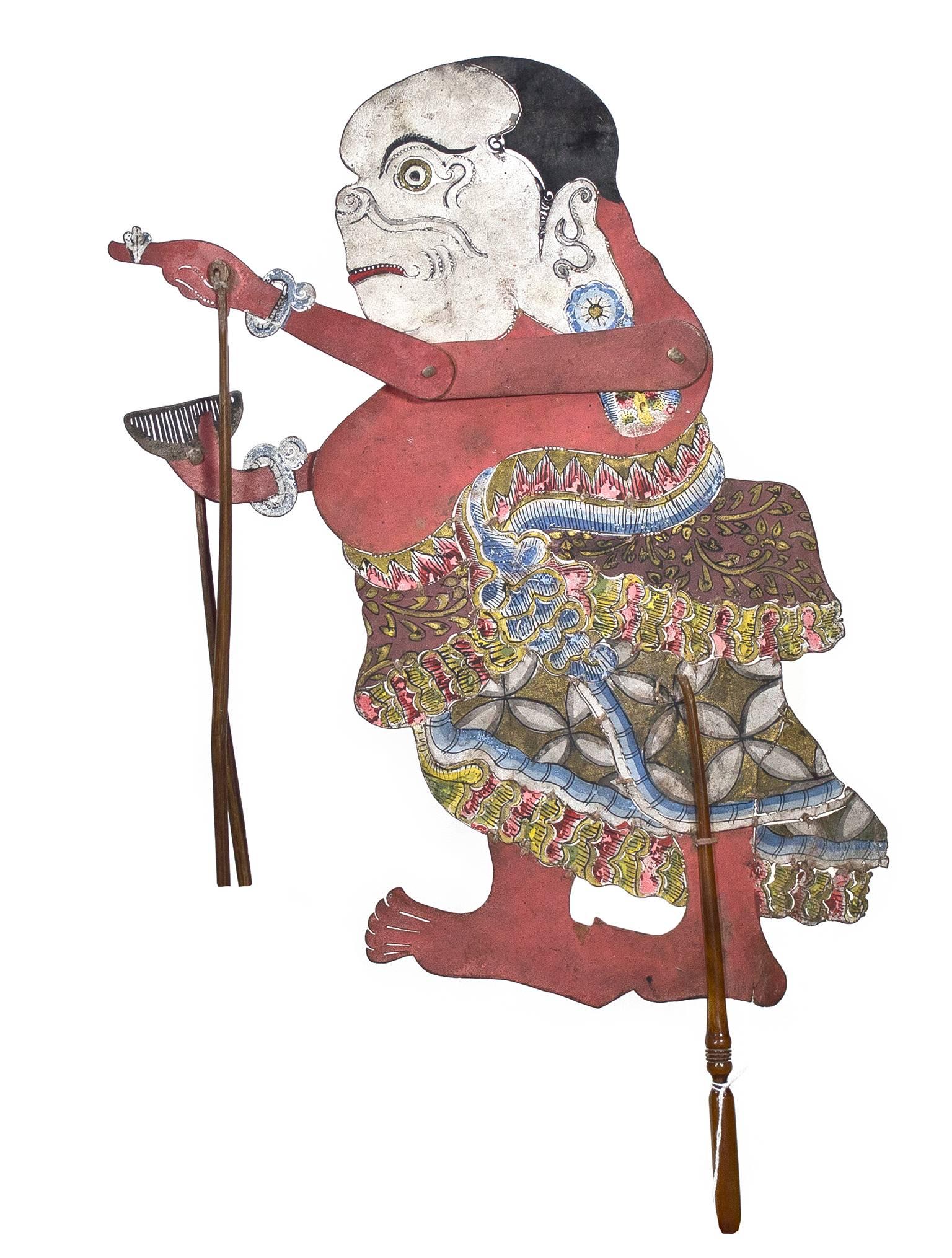 Figurative Sculpture Unknown - ""Flat Wooden Puppet (Flat Wooden Puppet ( Femme avec peigne et visage blanc) Wayang Klitik ", cuir