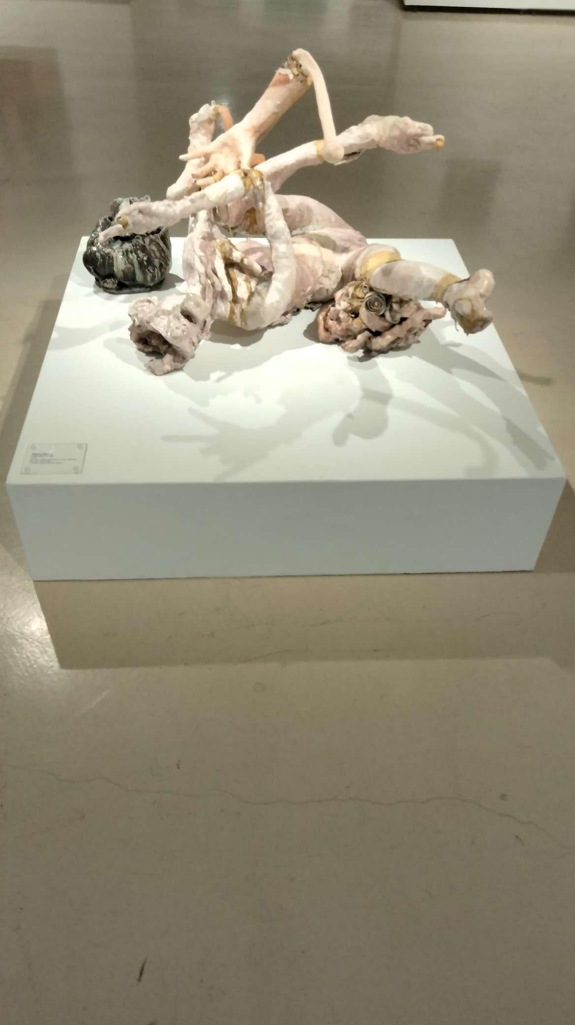 Lasciva y tierna, escultura de Meghan Smythe, 2014

Más información:
Medio: Cerámica,  esmalte, epoxi, espuma, resina, plastilina
Dimensiones: 44 x 24 x 40 pulgadas

Utilizando un formato escultórico tradicional (el monumento), Meghan Smythe capta