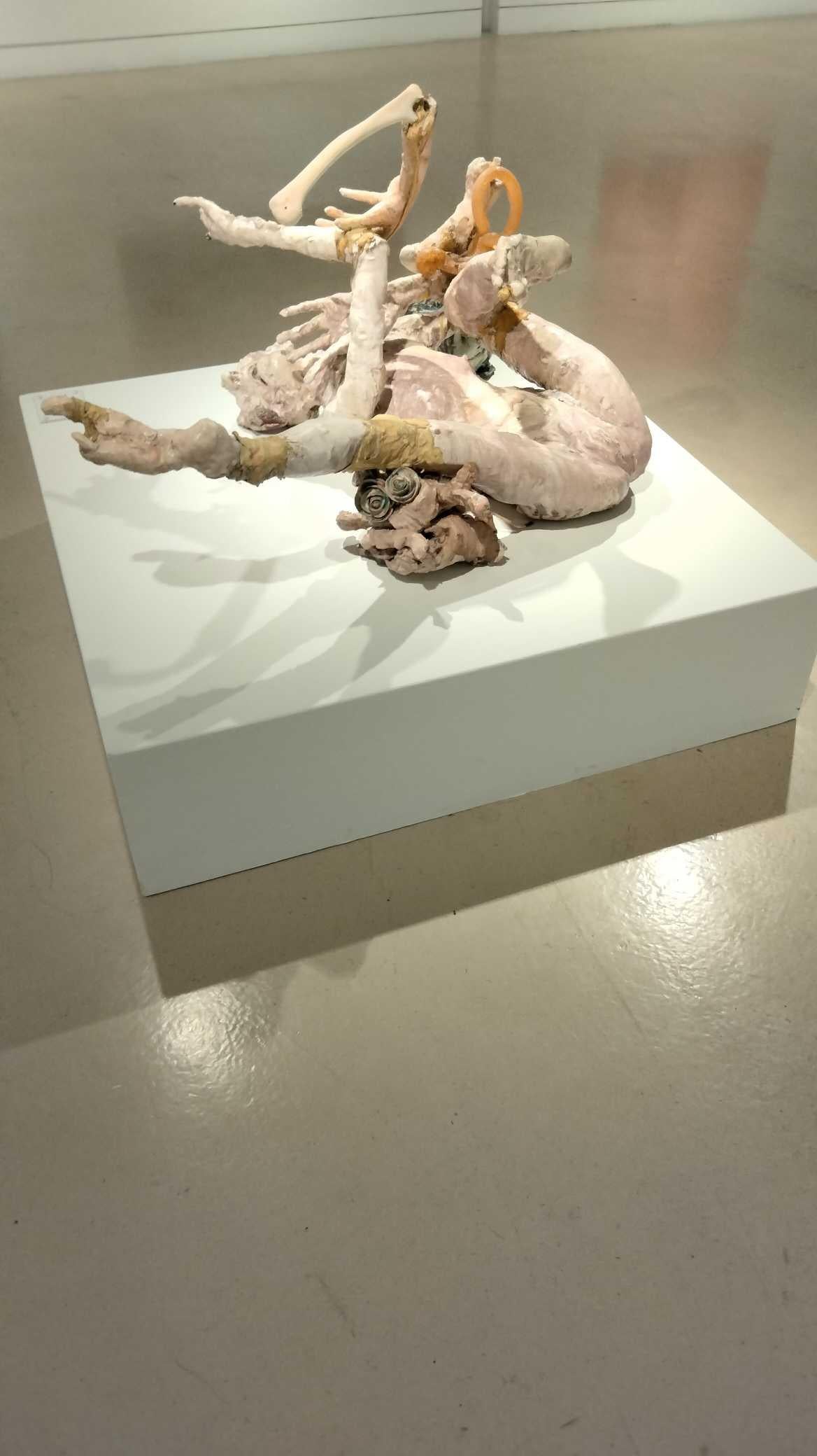 Lasciva y tierna, escultura de Meghan Smythe, 2014 en venta 2