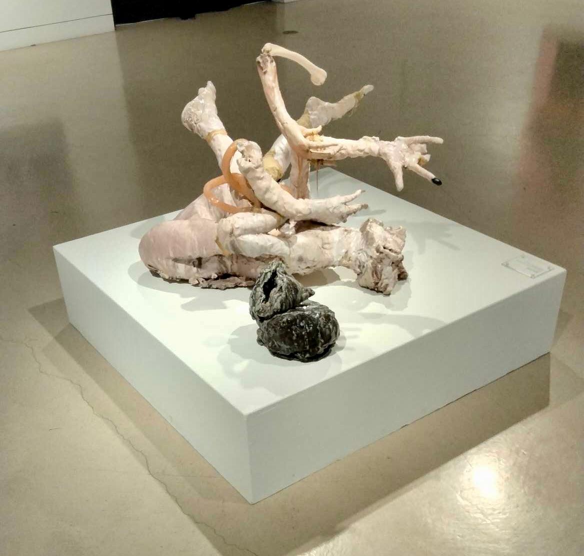 Lasciva y tierna, escultura de Meghan Smythe, 2014 en venta 3
