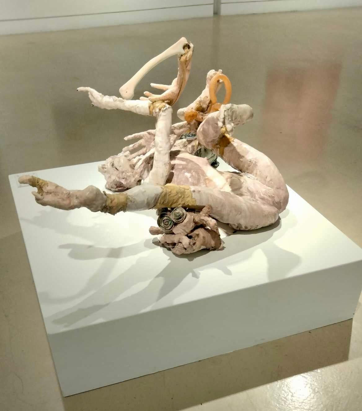 Lasciva y tierna, escultura de Meghan Smythe, 2014 en venta 4