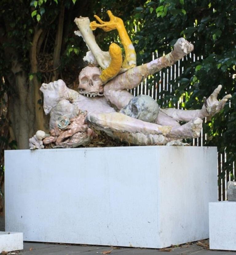 Lasciva y tierna, escultura de Meghan Smythe, 2014 - Figurative Sculpture Gris de Unknown