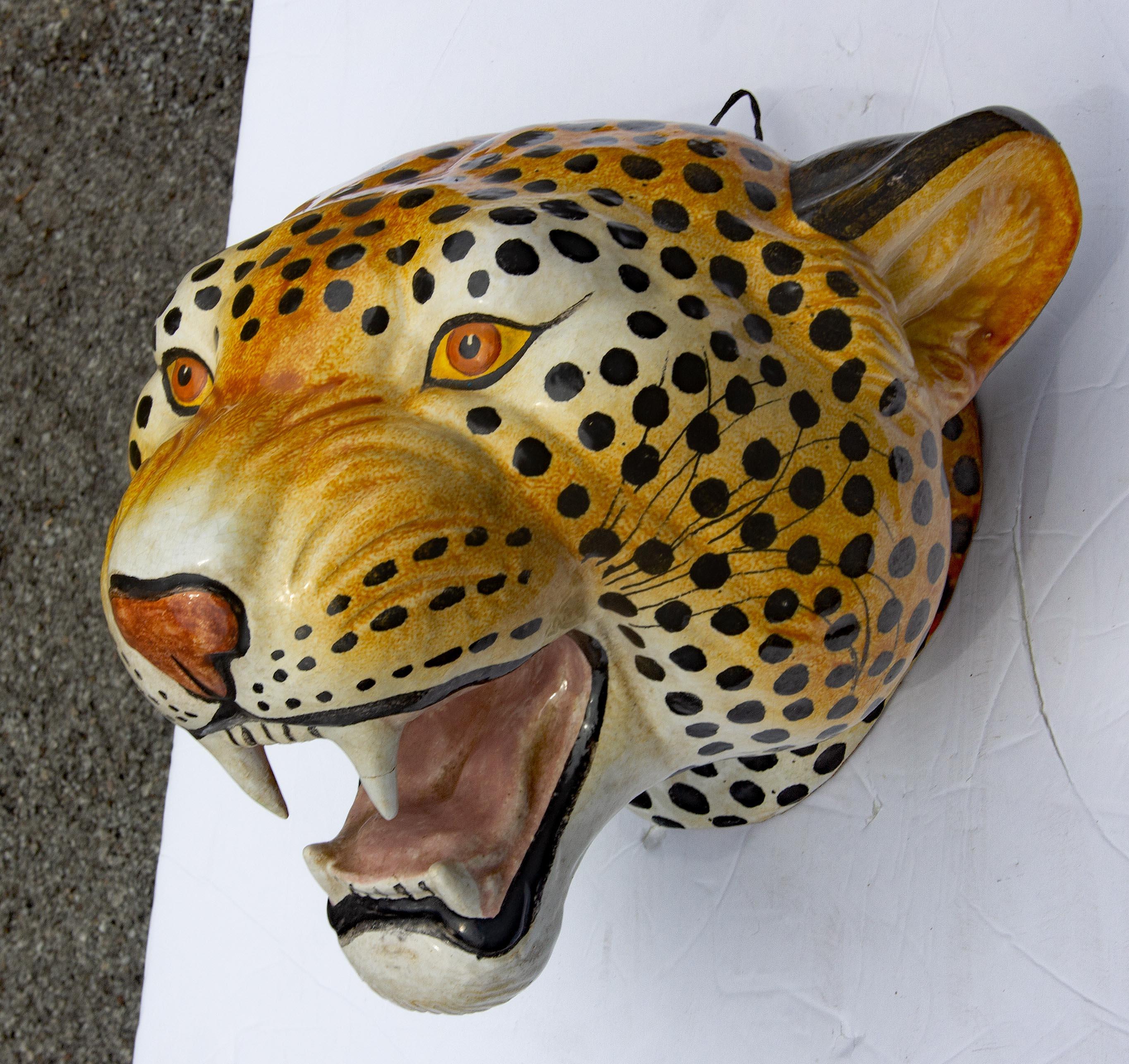 Tamaño natural  soporte de pared leopardo. Terracota pintada a mano. Italiano. Mediados del siglo XX.