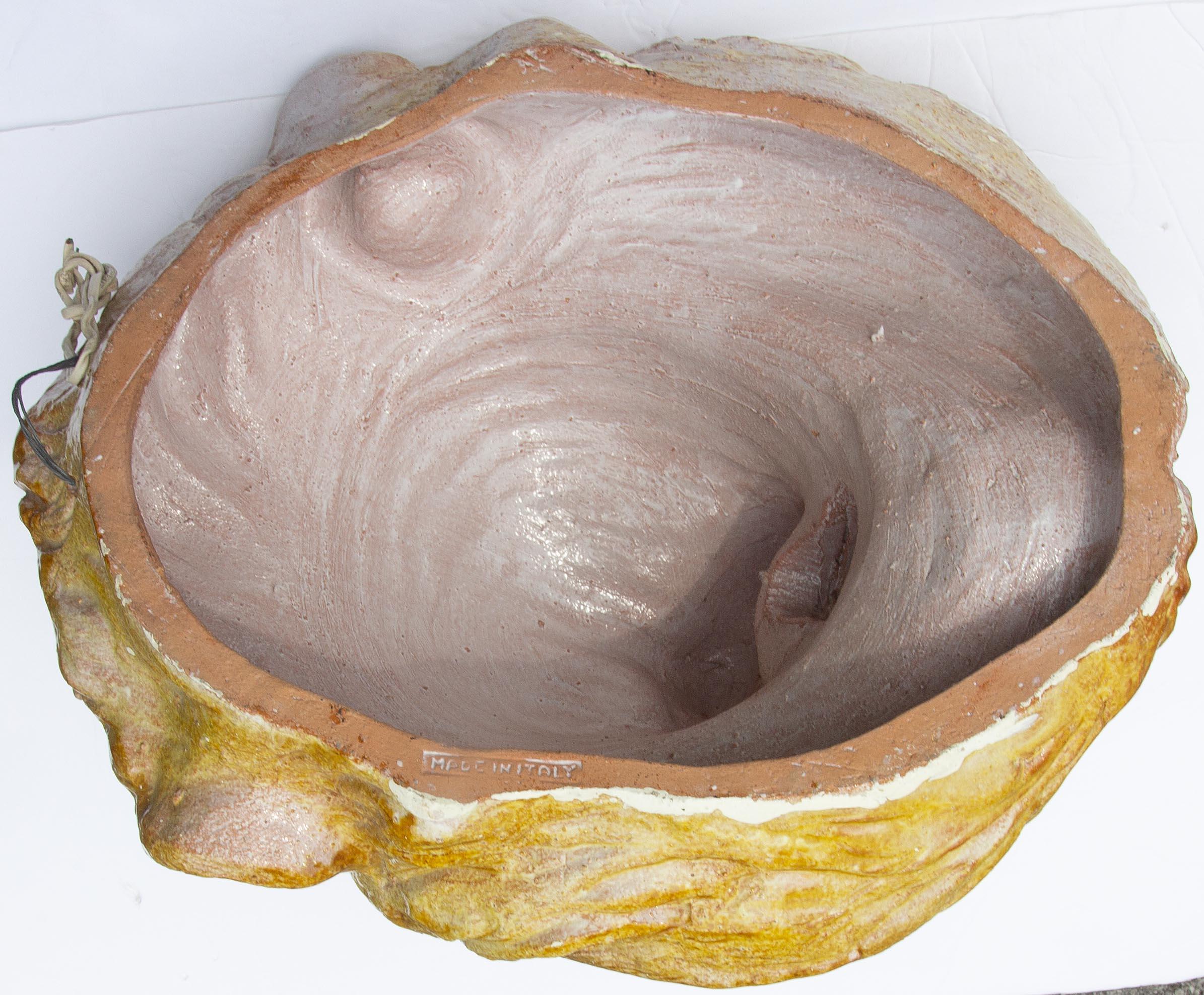 Supporto da parete con leone a grandezza naturale. Terracotta dipinta a mano. Italiano. Metà del XX secolo.