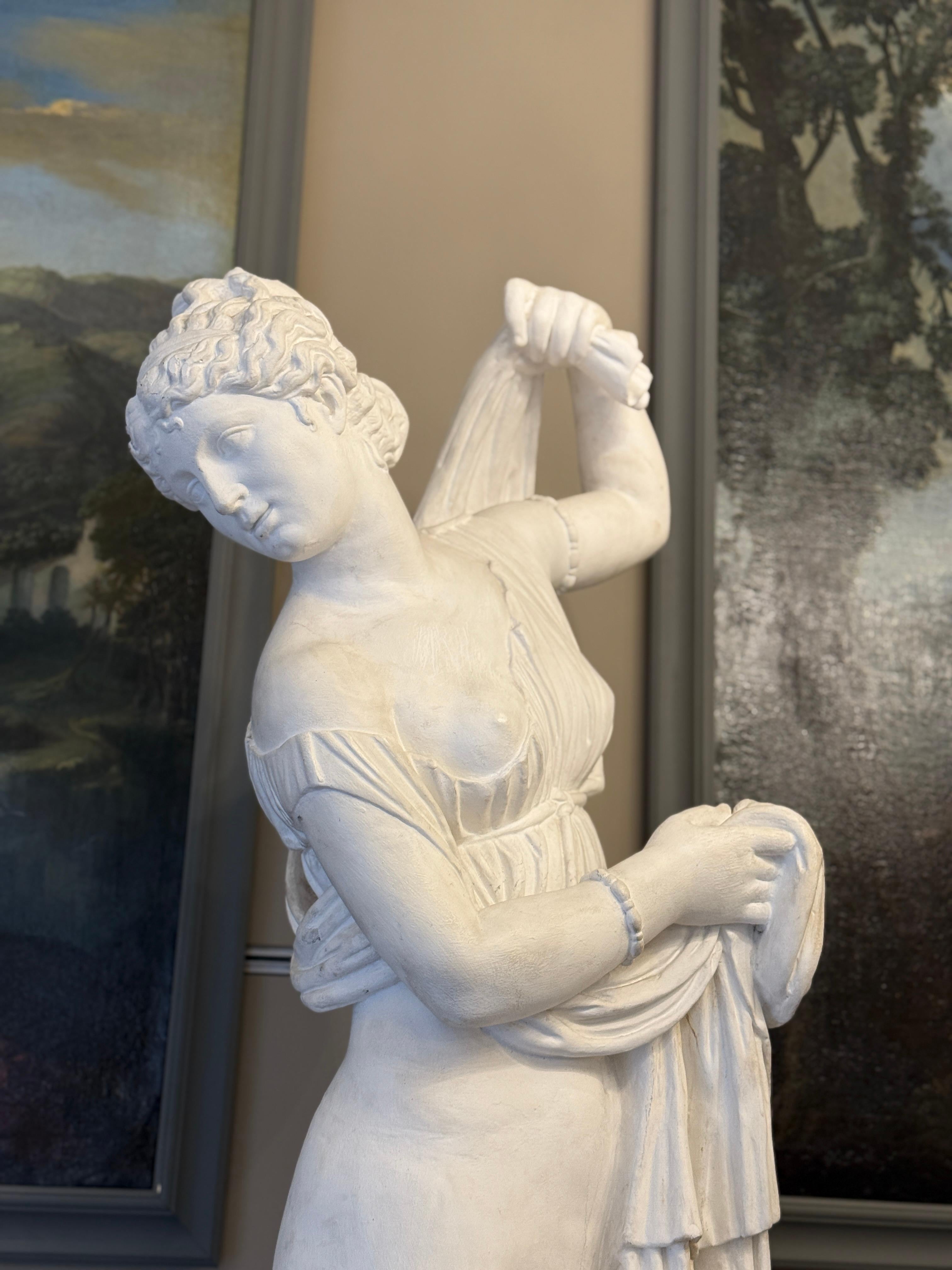 Italiano a tamaño natural  escultura de escayola , figura de la Venus calipigiana, según la antigua  Estatua romana de mármol.
Afrodita Kallipygos, o  Venus calipigia significa literalmente 