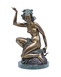 León cazando, escultura de bronce de Volodymyr Mykytenko, 2002