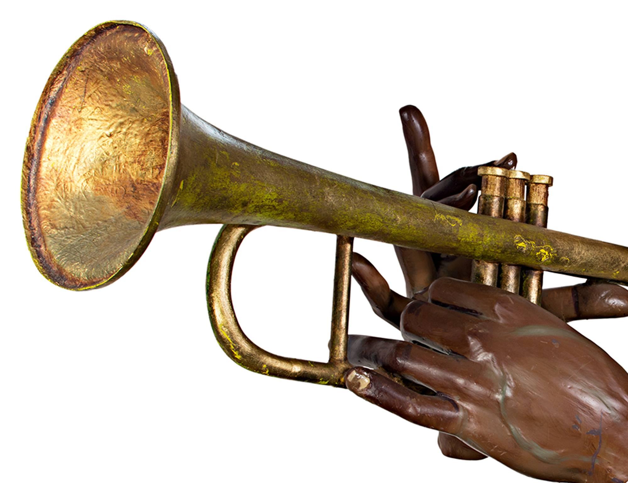 « Louis Armstrong soufflant sa trompette », fibre de verre peinte unique - Sculpture de Unknown