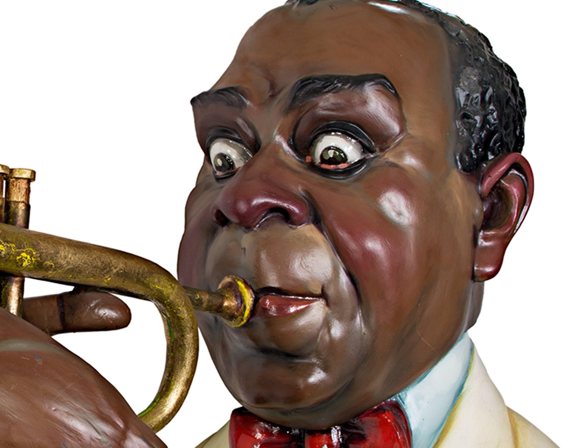 « Louis Armstrong soufflant sa trompette », fibre de verre peinte unique - Autres styles artistiques Sculpture par Unknown
