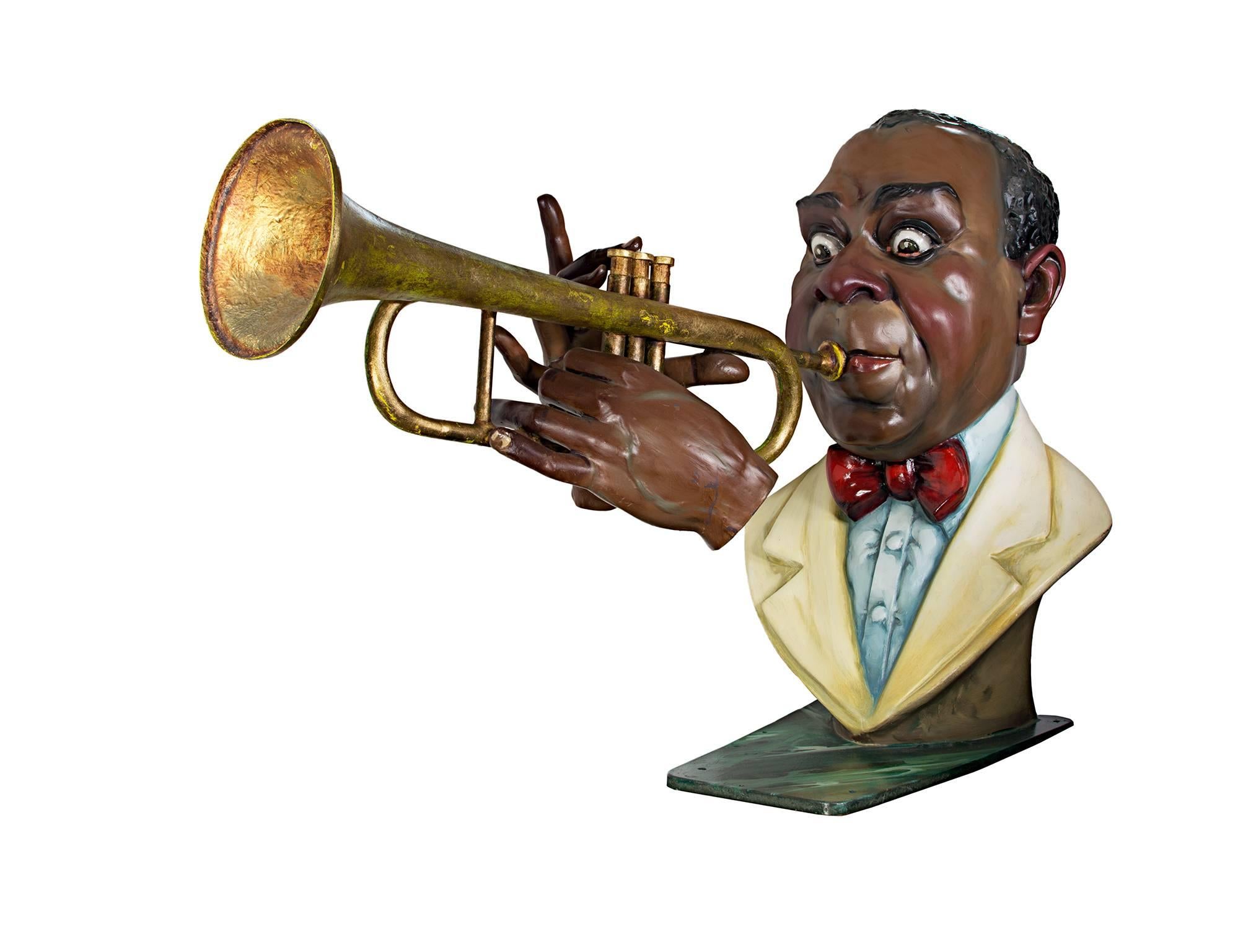 Figurative Sculpture Unknown - « Louis Armstrong soufflant sa trompette », fibre de verre peinte unique