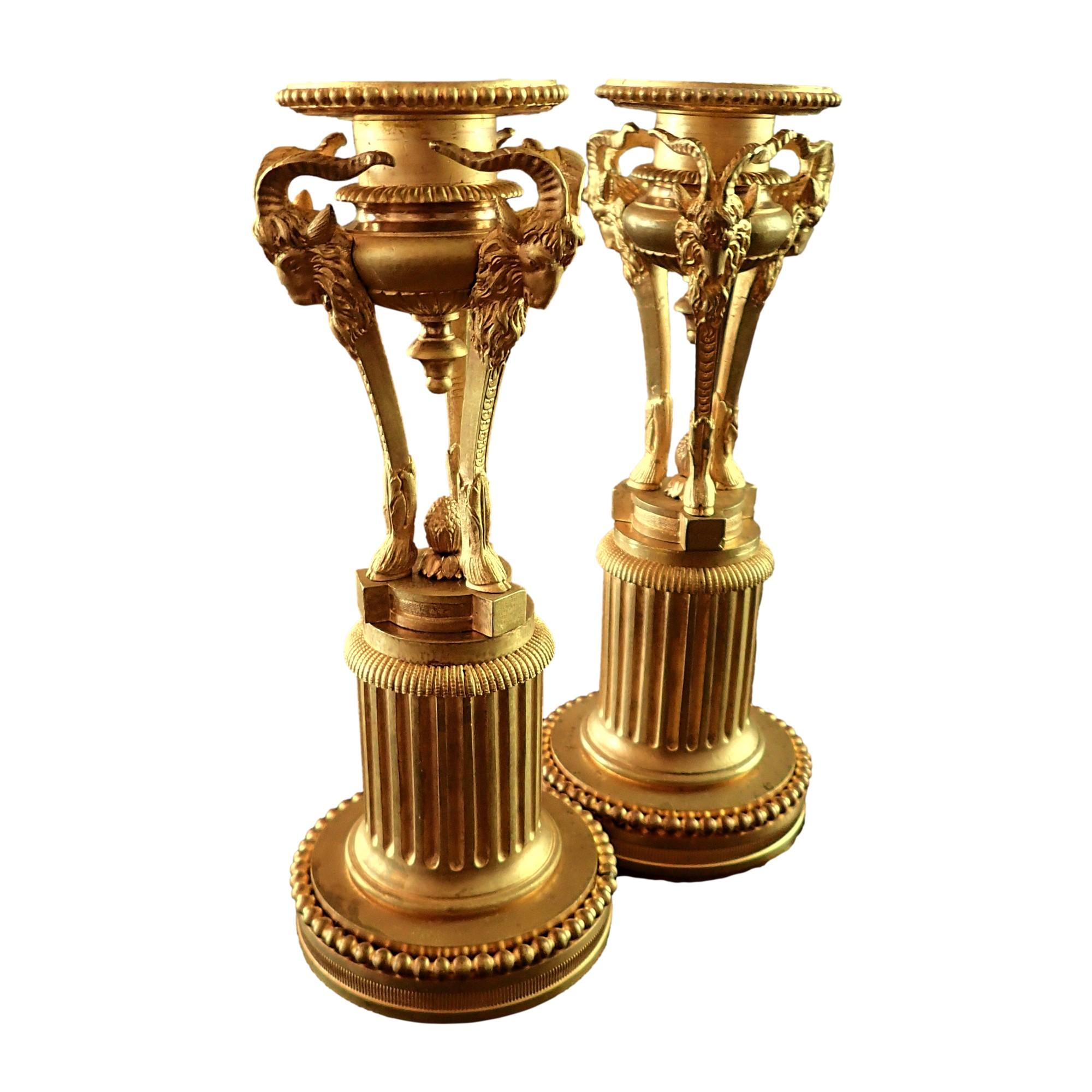 

Un par de pequeños candelabros absolutamente encantadores, de bronce dorado y cincelado, con forma ateniense y delicadas figuras de cabras de bronce cincelado sobre un fuste de columna estriada.

Realizados en estilo Luis XVI, pero fechados