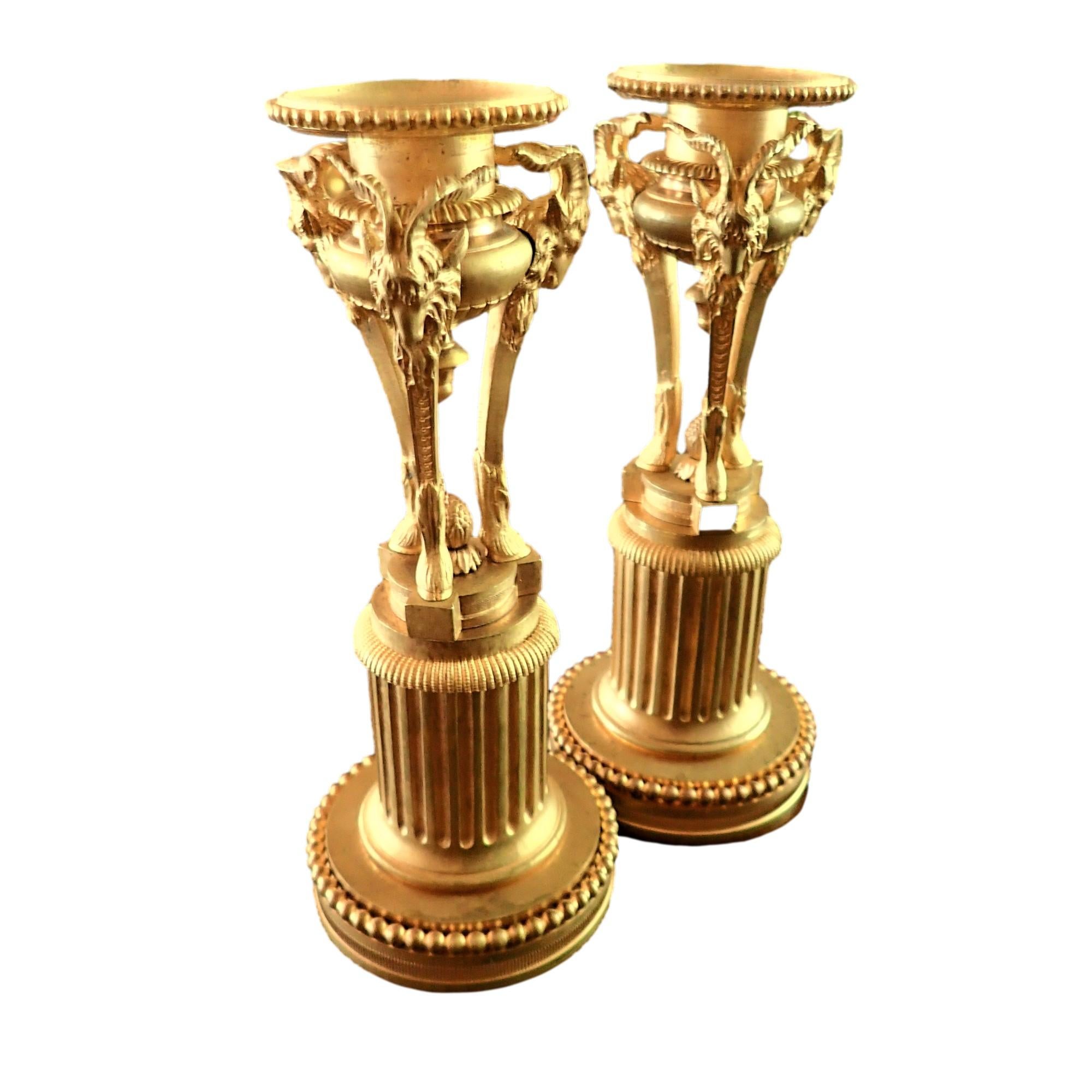 Preciosa Pareja De Candeleros De Bronce Dorado Franceses Decorados Con Cabra Rove 1