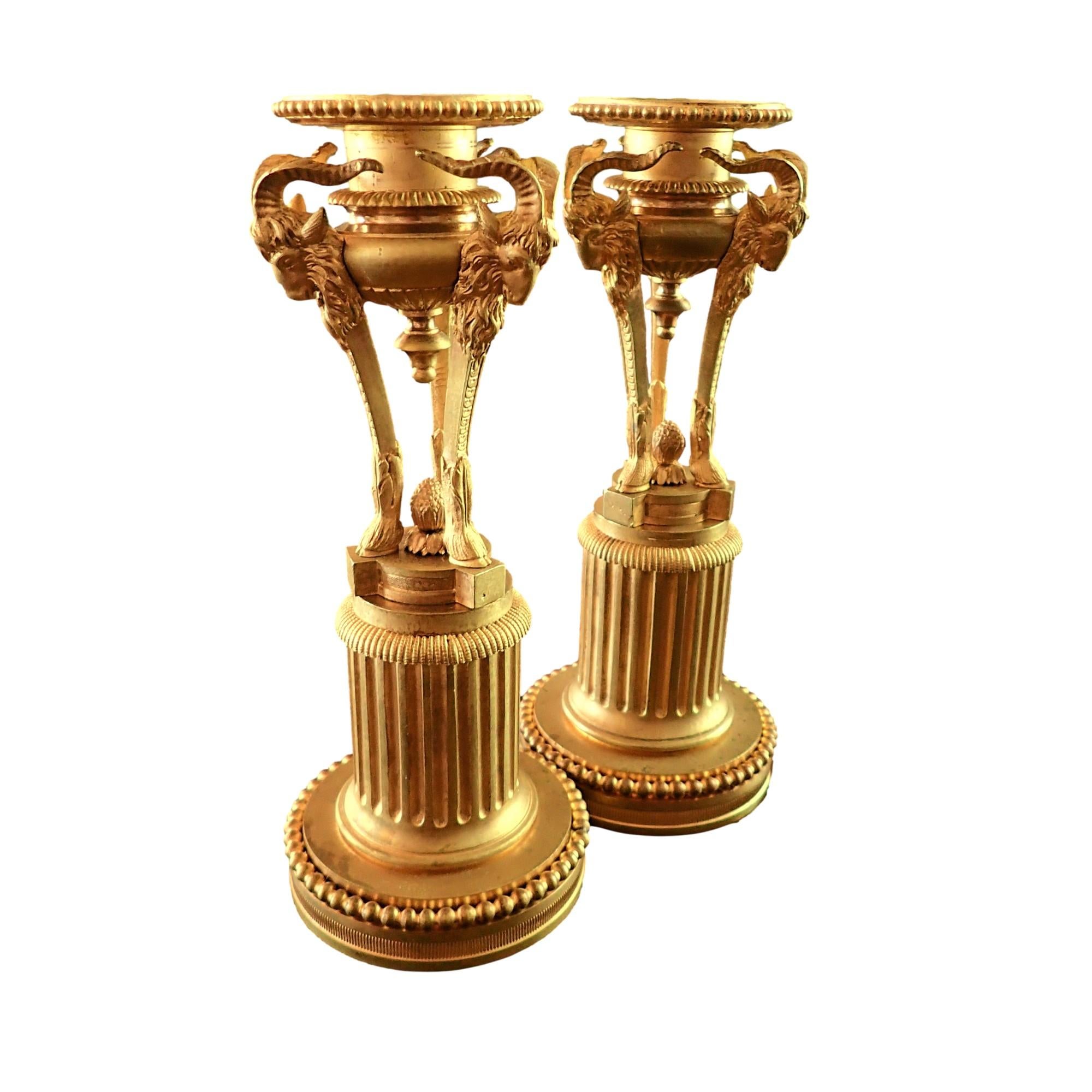 Preciosa Pareja De Candeleros De Bronce Dorado Franceses Decorados Con Cabra Rove 2