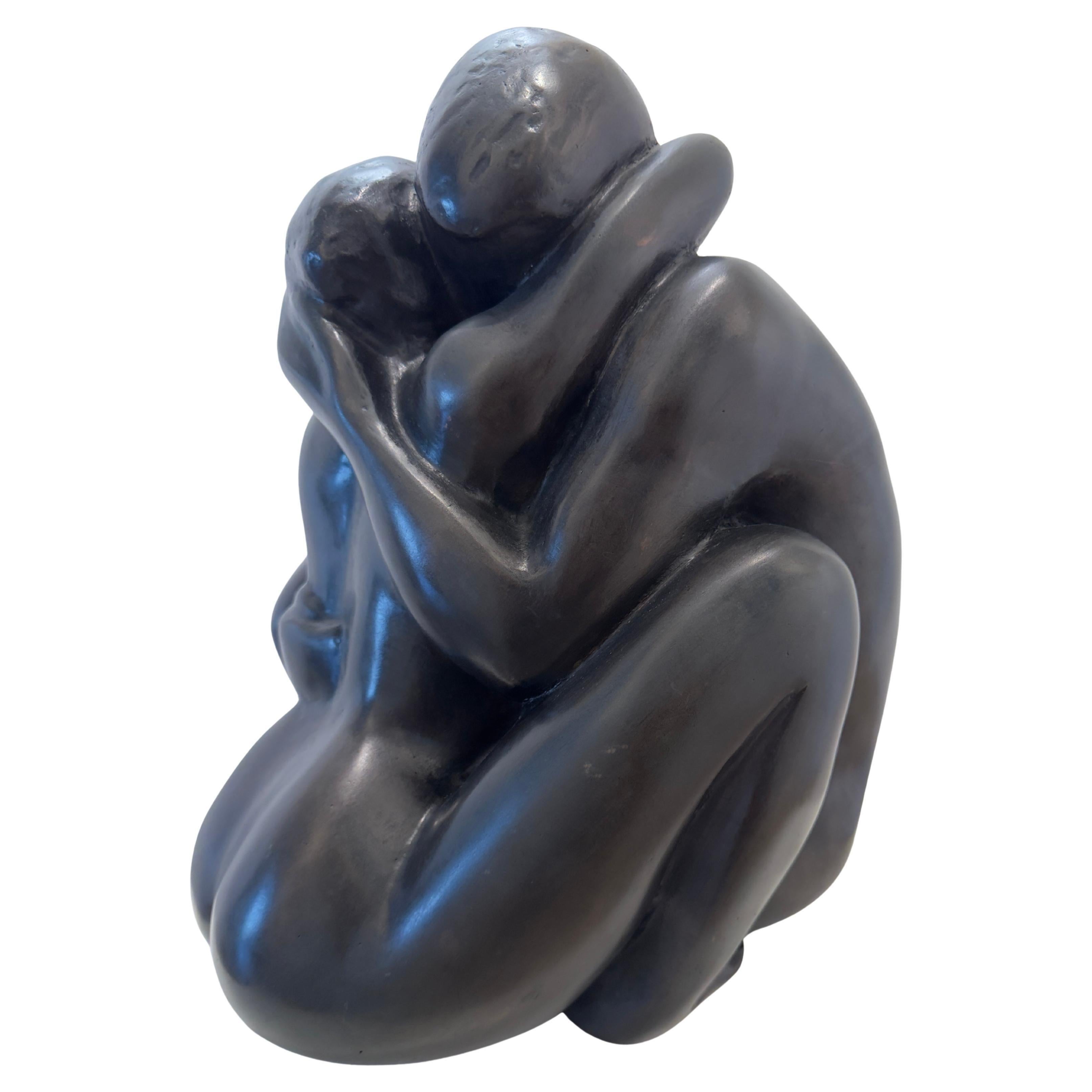 Sculpture en bronze figurative des amoureux
Signé Illegibly édition 2/10 
Grande sculpture en bronze signée d'une inscription illisible, peut-être en hébreu.


