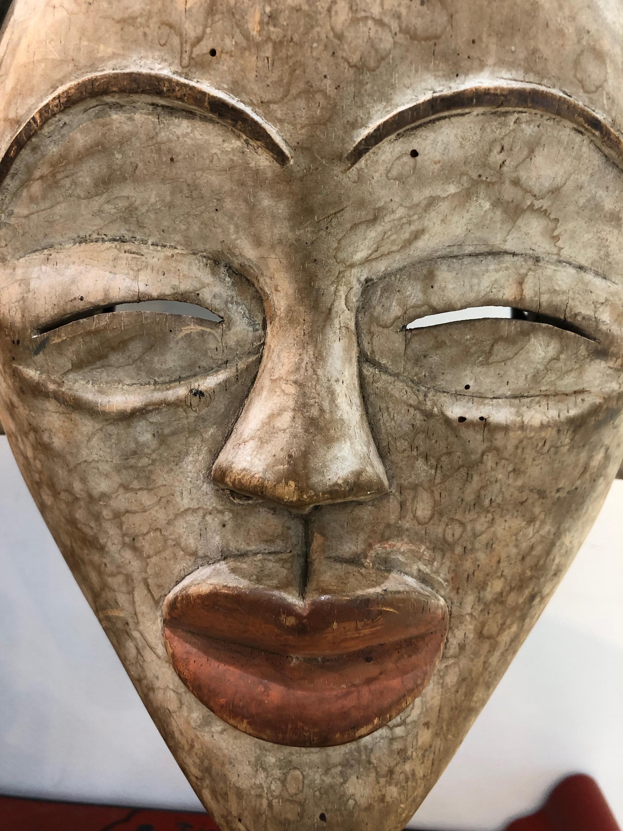 „Lumbo Ogooue Maske“ aus der Provinz Ngounie in Gabun, Unbekannt (Stammeskunst), Sculpture, von Unknown