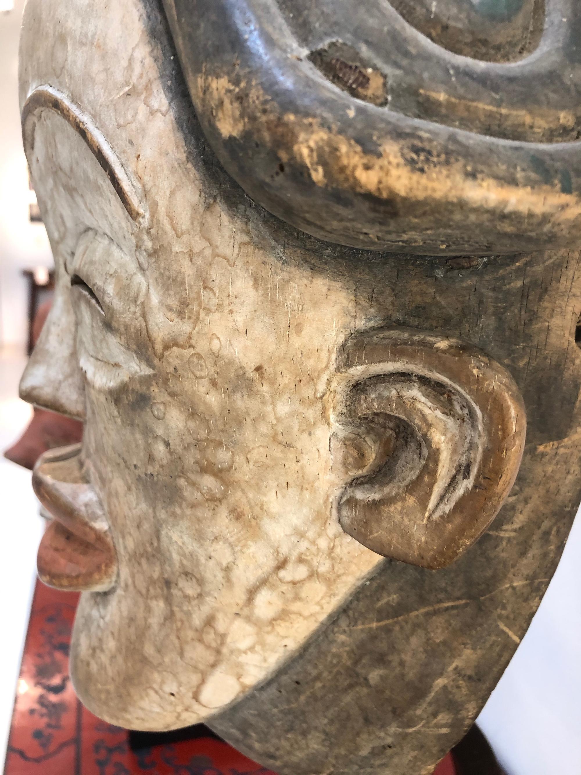 „Lumbo Ogooue Maske“ aus der Provinz Ngounie in Gabun, Unbekannt (Braun), Figurative Sculpture, von Unknown