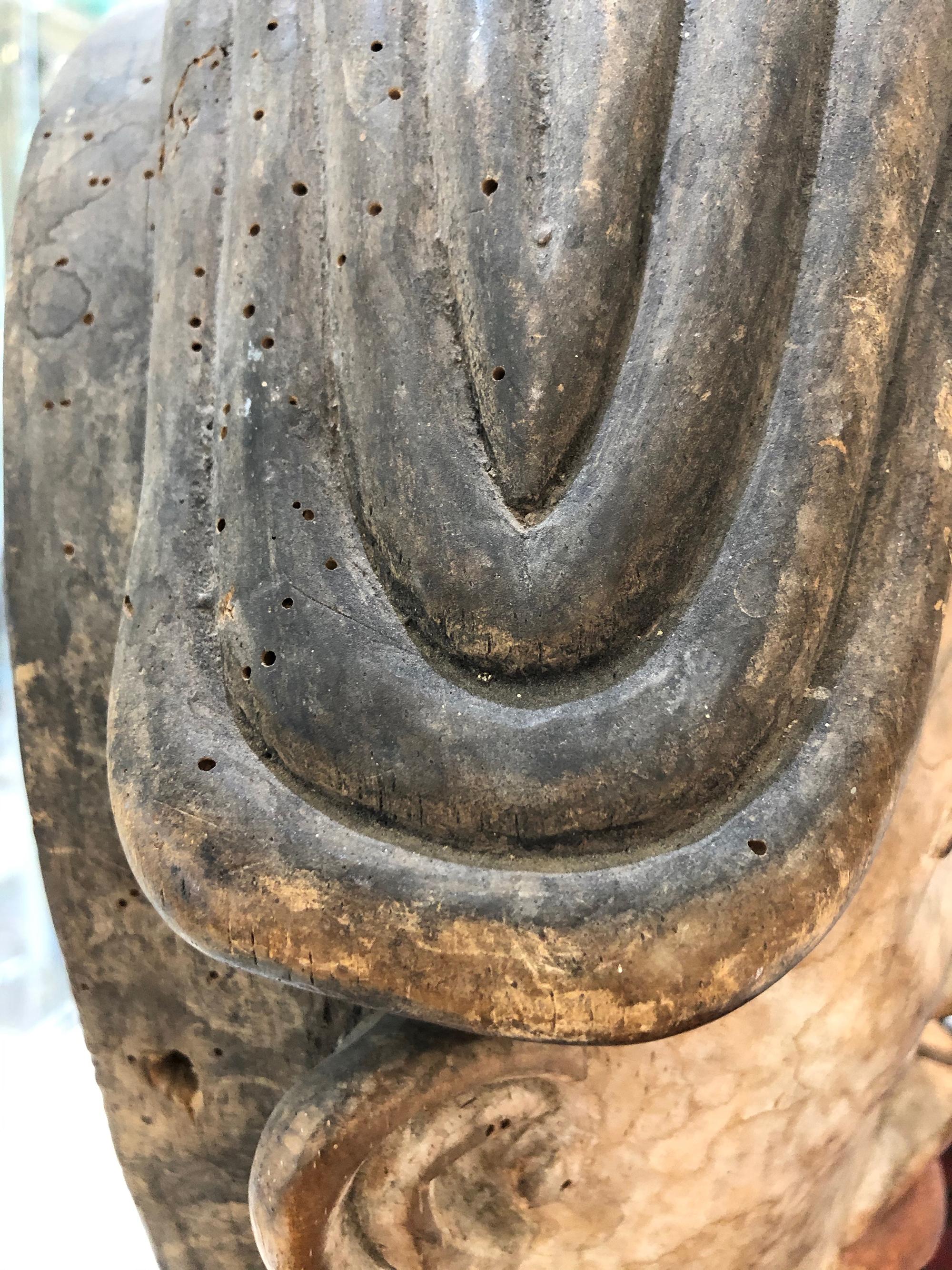 La sua autentica maschera Lumbo Ogooue in legno della fine del XIX secolo proviene dal bacino fluviale della provincia di Ngounie, in Gabon.  Il  Il volto femminile ha occhi a fessura, sopracciglia dipinte profondamente arcuate e labbra rosse e
