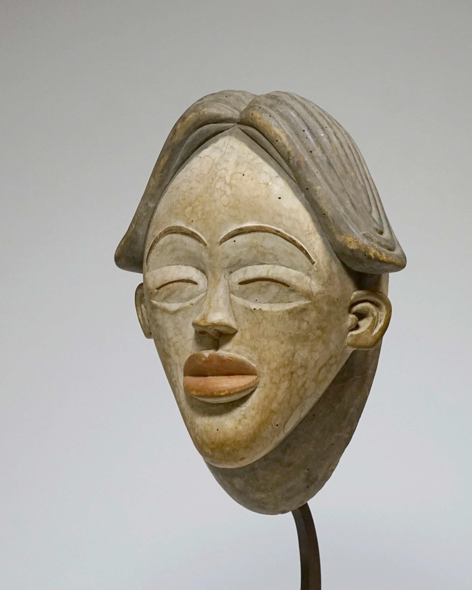 Unknown Figurative Sculpture – „Lumbo Ogooue Maske“ aus der Provinz Ngounie in Gabun, Unbekannt