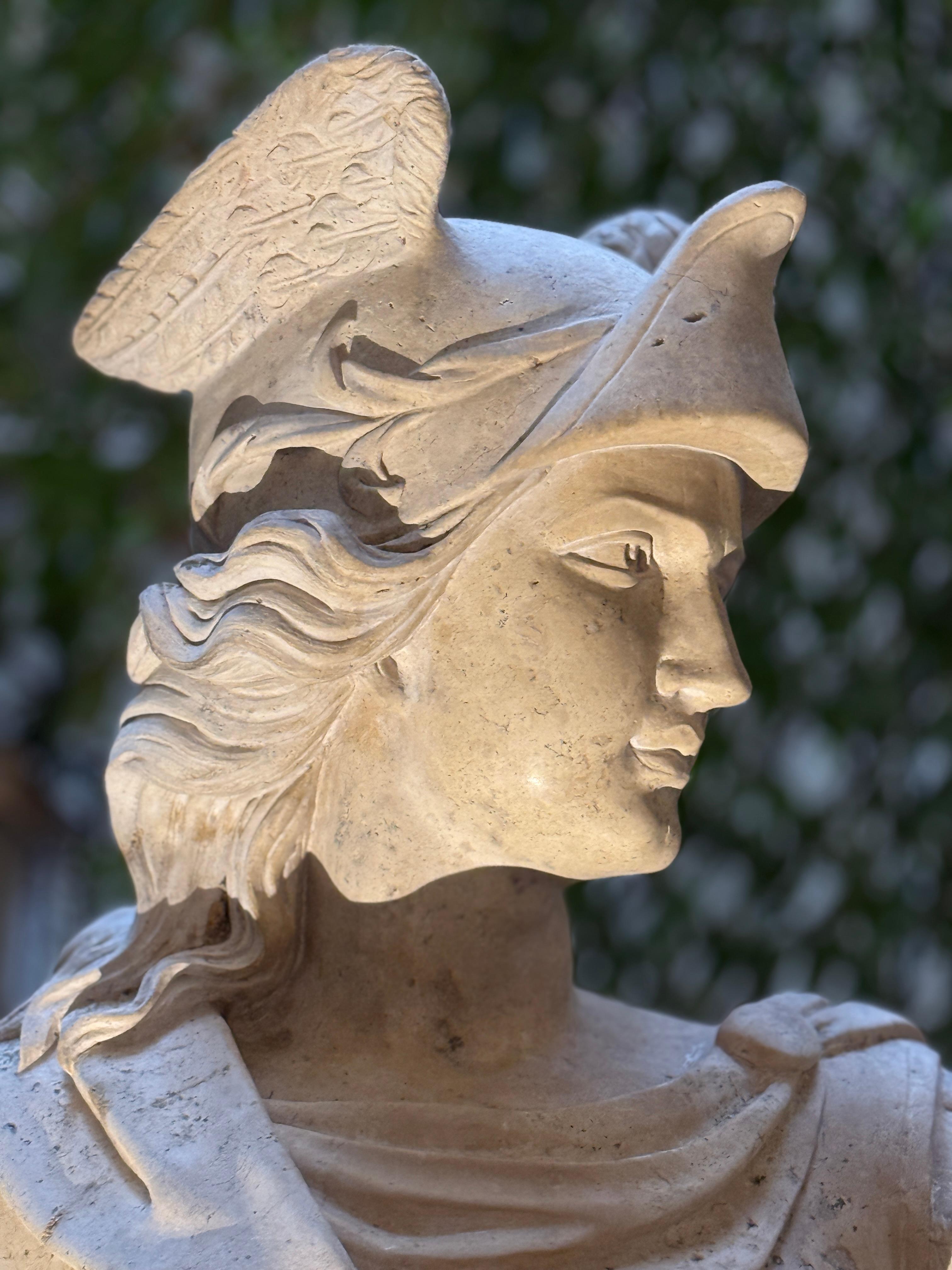 Tema mitológico romano de Minerva finamente tallado en Mármol Travertino . Excelente estado procedente de una finca del Véneto.
Medidas: Estatua cm 180 .
Minerva (Palas Atenea en griego) fue una de las diosas griegas y romanas más importantes de la