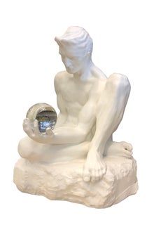 Figura di uomo nudo che tiene in mano una sfera di cristallo