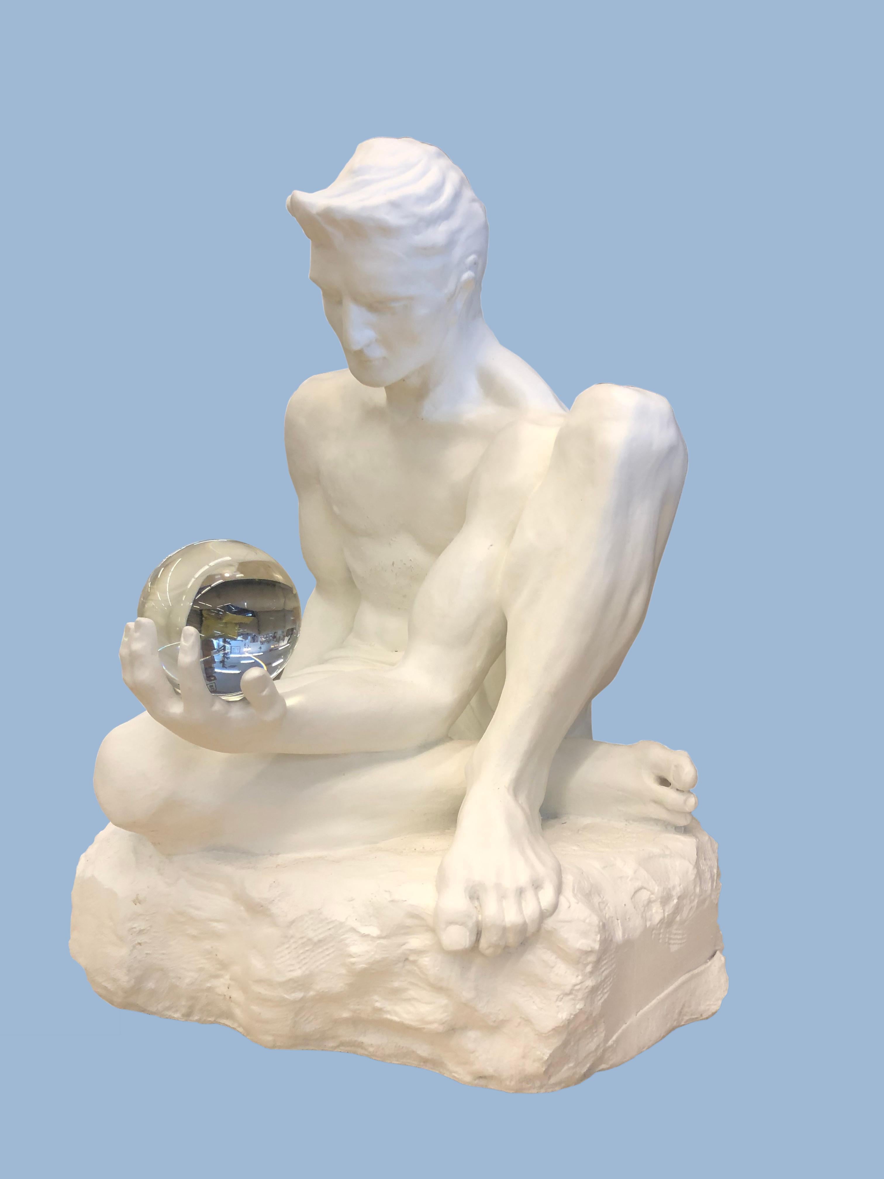 Aktfigur eines nackten Mannes, der Kristallkugel hält (Moderne), Sculpture, von Unknown