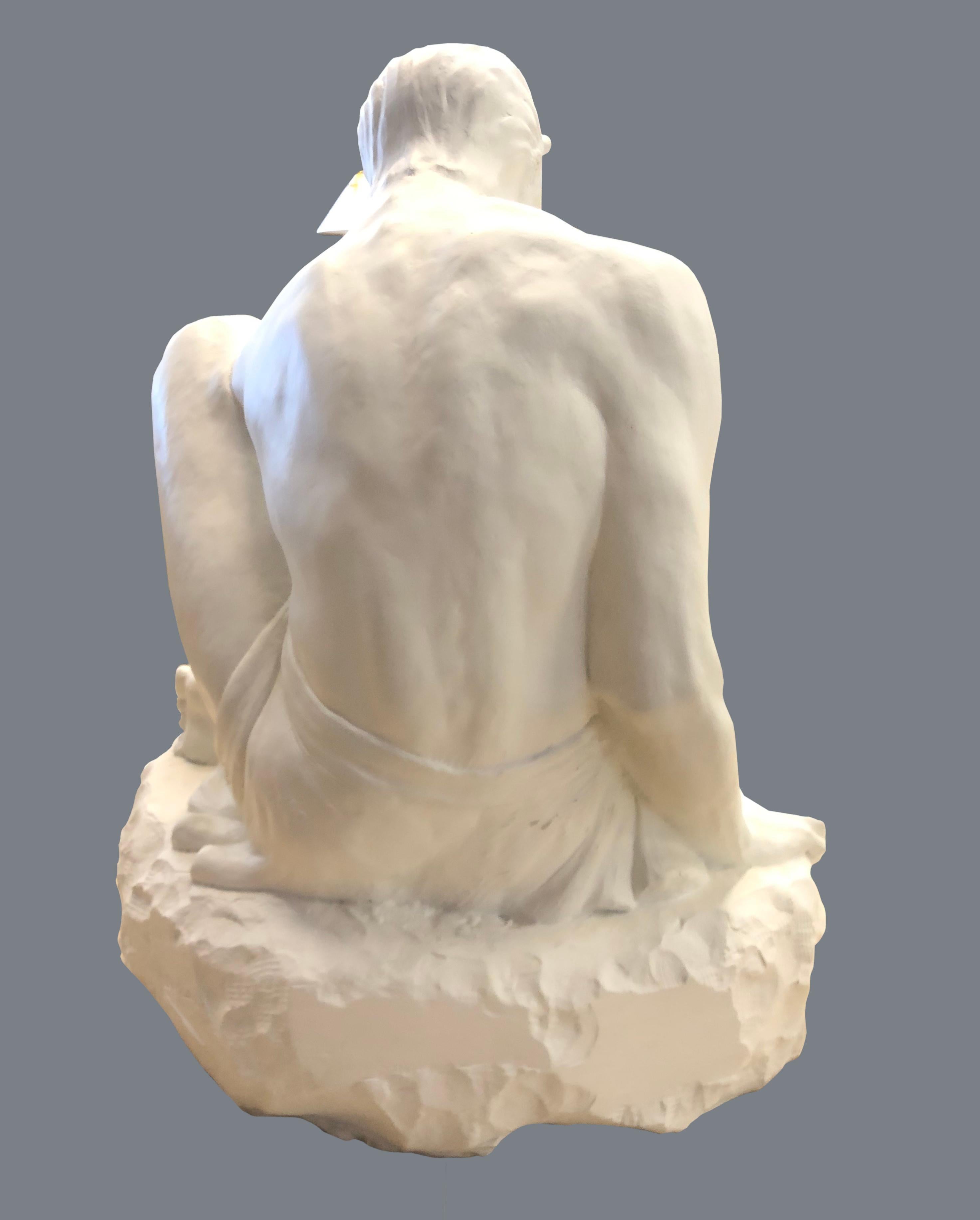 Aktfigur eines nackten Mannes, der Kristallkugel hält (Grau), Nude Sculpture, von Unknown