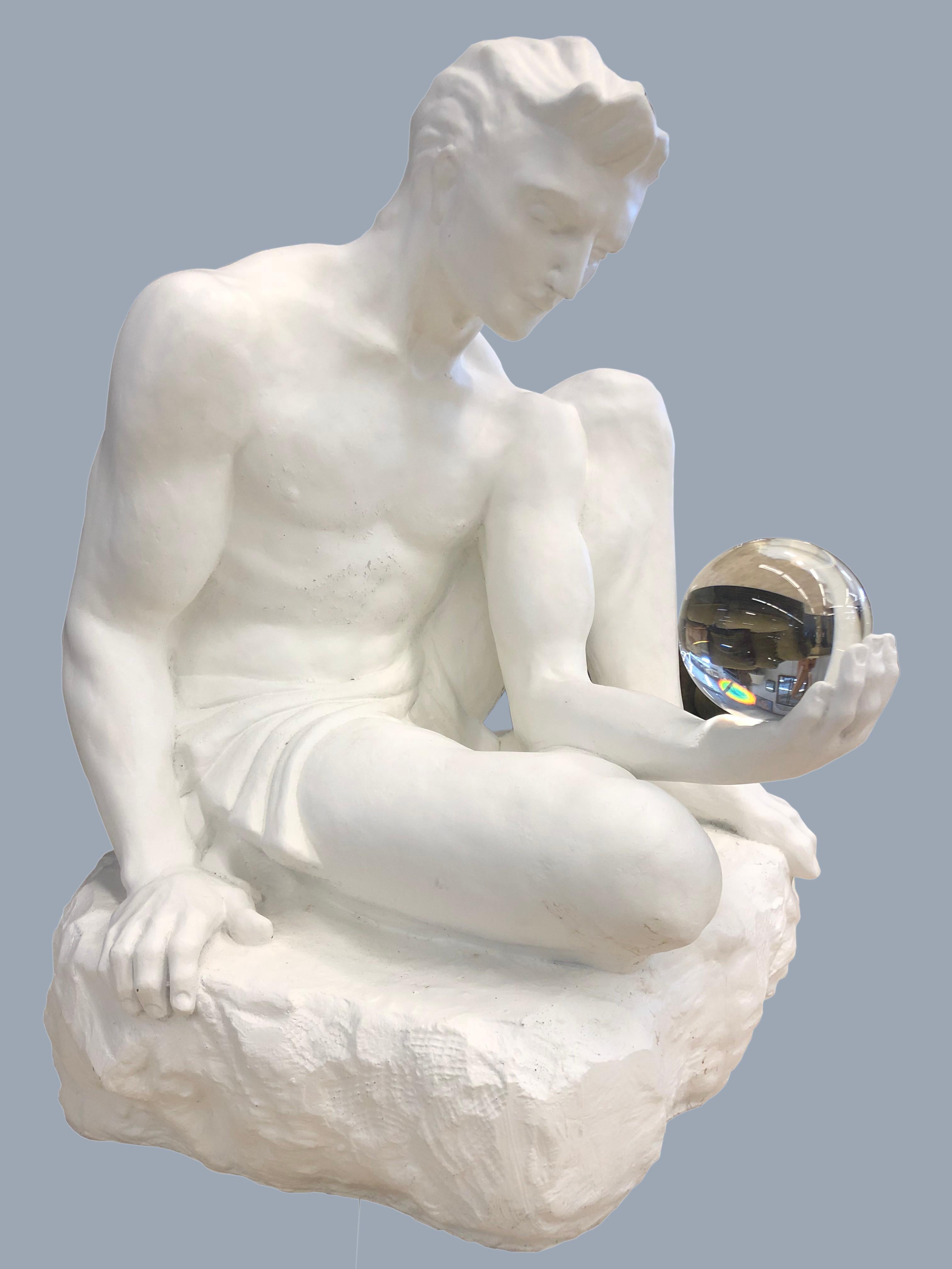 Aktfigur eines nackten Mannes, der Kristallkugel hält – Sculpture von Unknown