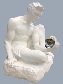 Aktfigur eines nackten Mannes, der Kristallkugel hält