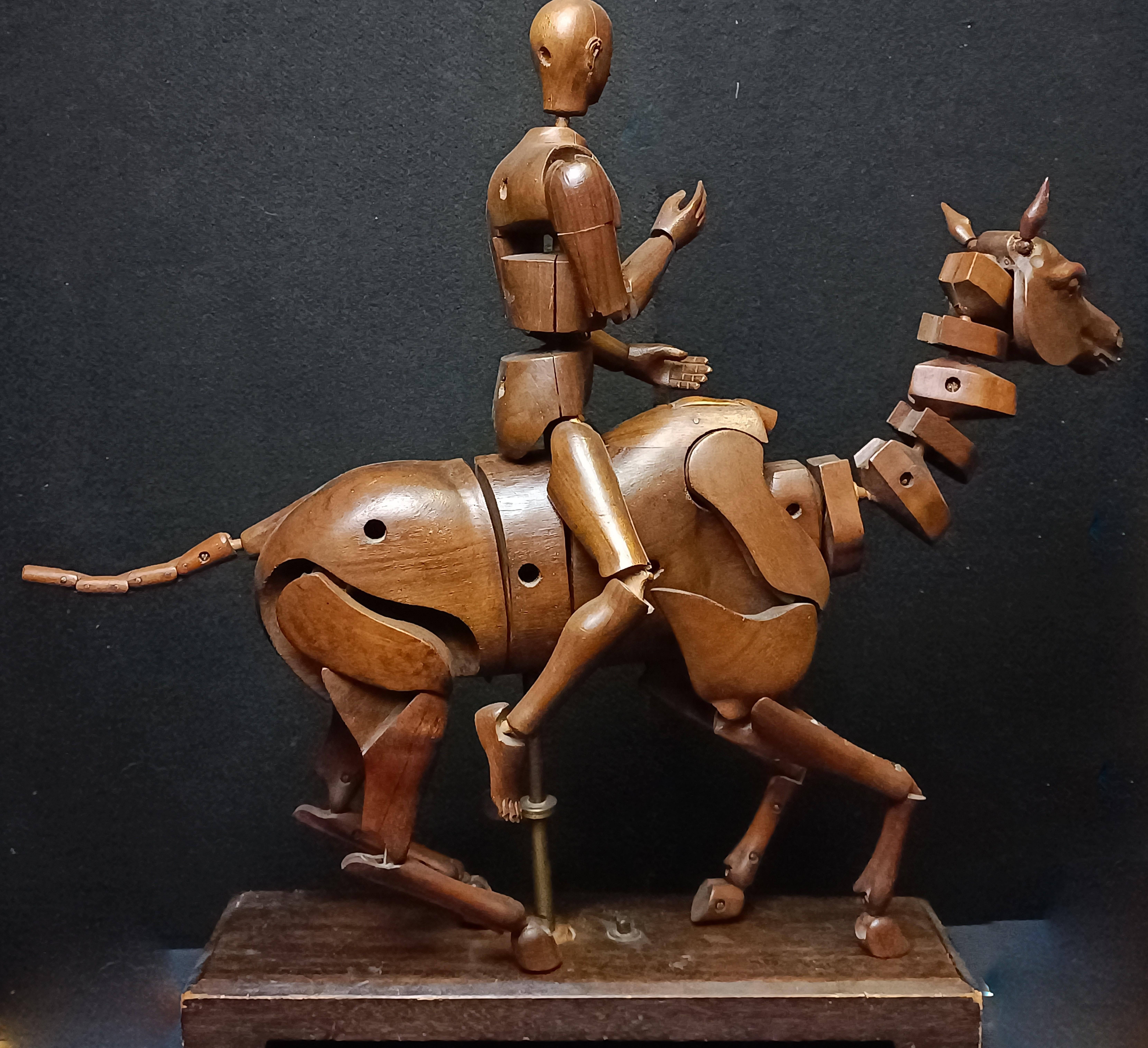 Este extraordinario maniquí de pintor de madera de nogal, del siglo XIX, es una pieza rara y fascinante, perfecta para coleccionistas y aficionados al arte. Su integridad, que incluye no sólo al caballo sino también al jinete, ambos finamente