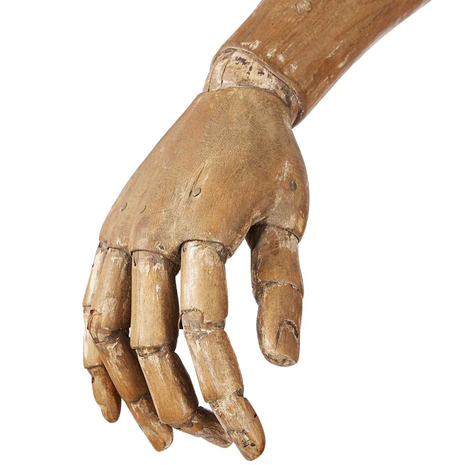 Maniquí femenino de pintor mediados del siglo XIX  escultura italiana articulada, de tamaño natural, 167 cm de altura 66 Pulgadas, de madera de haya con restos de preparación de laca. Este extraordinario y raro maniquí de artista  presenta atributos