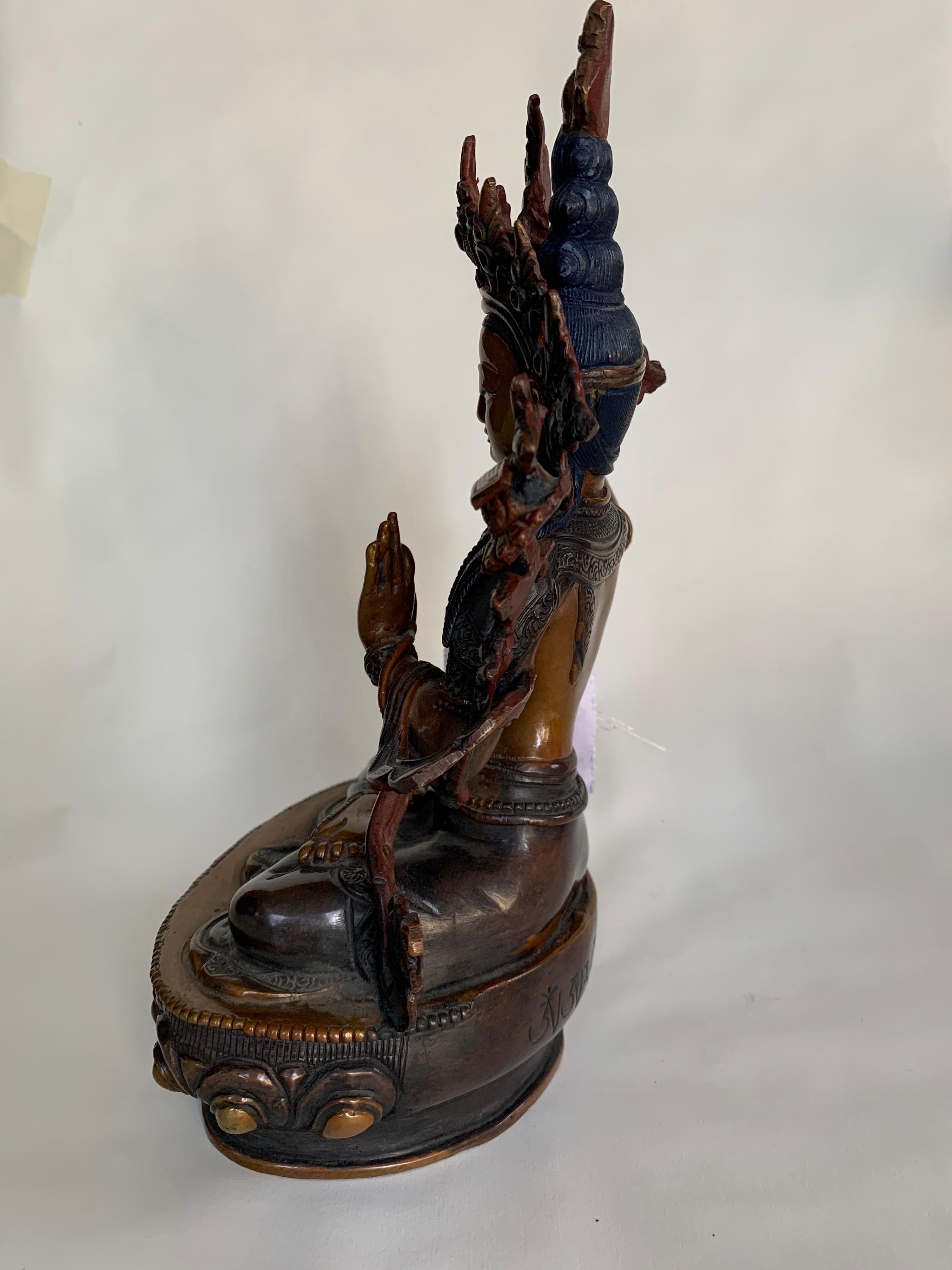 Diese Statue ist handgefertigt im Wachsausschmelzverfahren, einem der ältesten Verfahren des Metallhandwerks. Manjushree sitzt auf einem Lotus und hält mit einer Hand ein Schwert, das ein Symbol für das Durchtrennen der Unwissenheit ist. Er hat