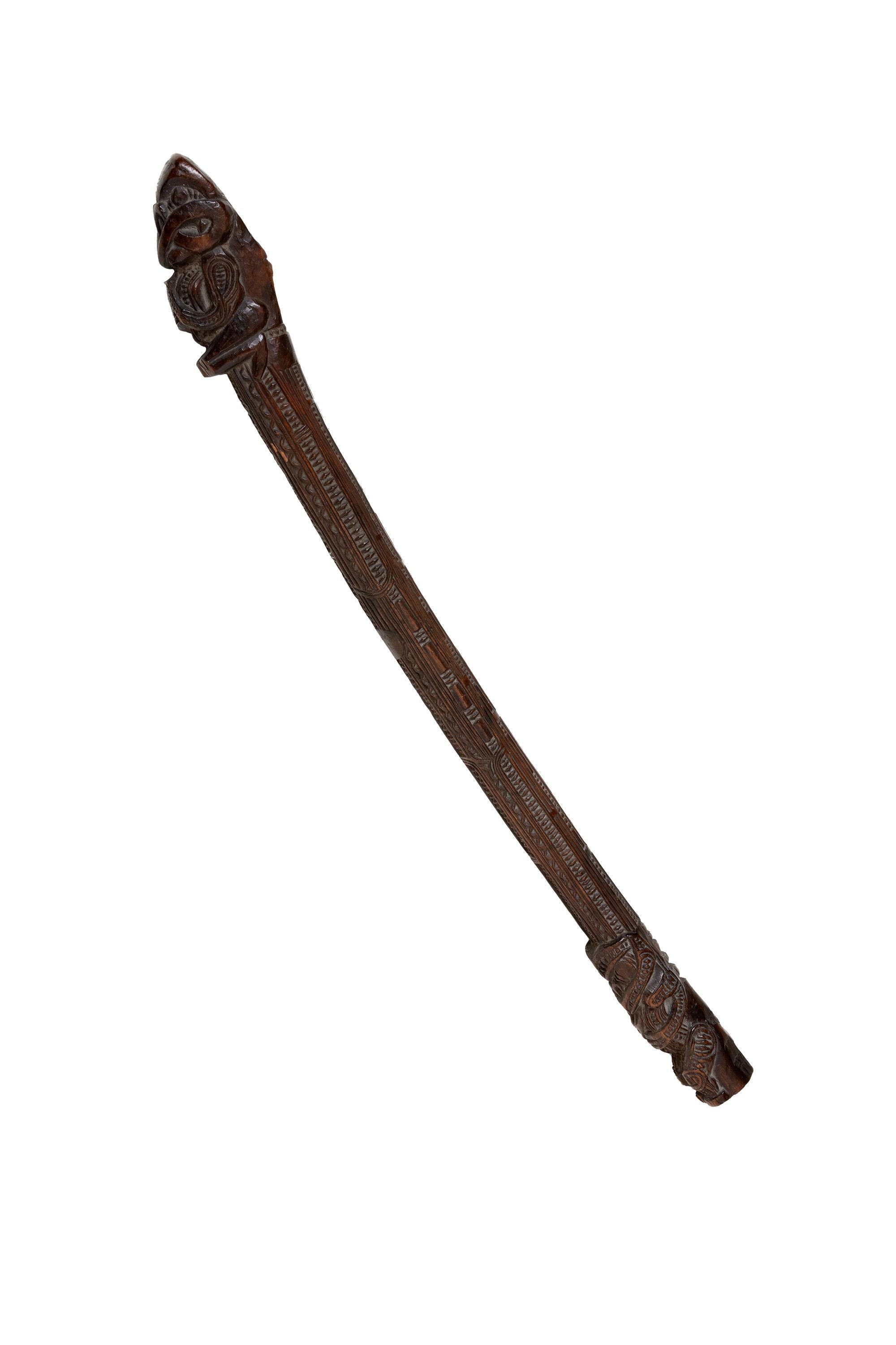 Staff dei capi (intaglio elaborato) c 1900-1925

I bastoni di legno venivano utilizzati dai capi Maori e da altri notabili come segno fisico del loro status. Venivano tenuti in mano dai capi mentre affrontavano riunioni importanti.
