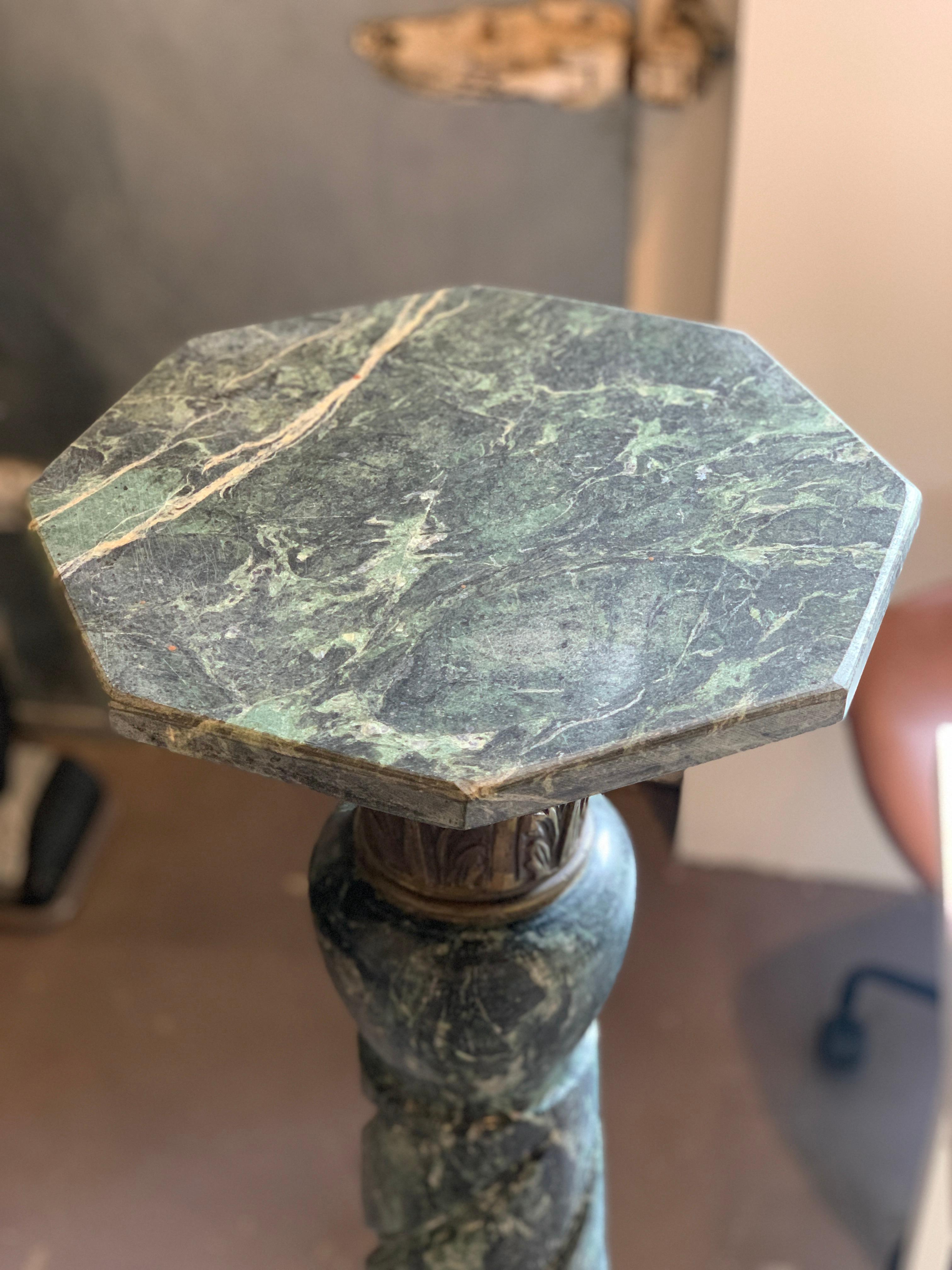 This vintage Italian marble sculpture pedestal offers an octagonal display surmounting a cluster column with an acanthus capital, seated on a rounded plinth. The Emerald green color, customary to Louis XV style columns, was widely popular in the