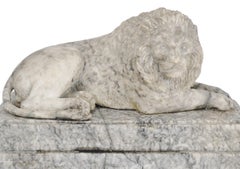 Figura de mármol de un león yacente, siglo XIX