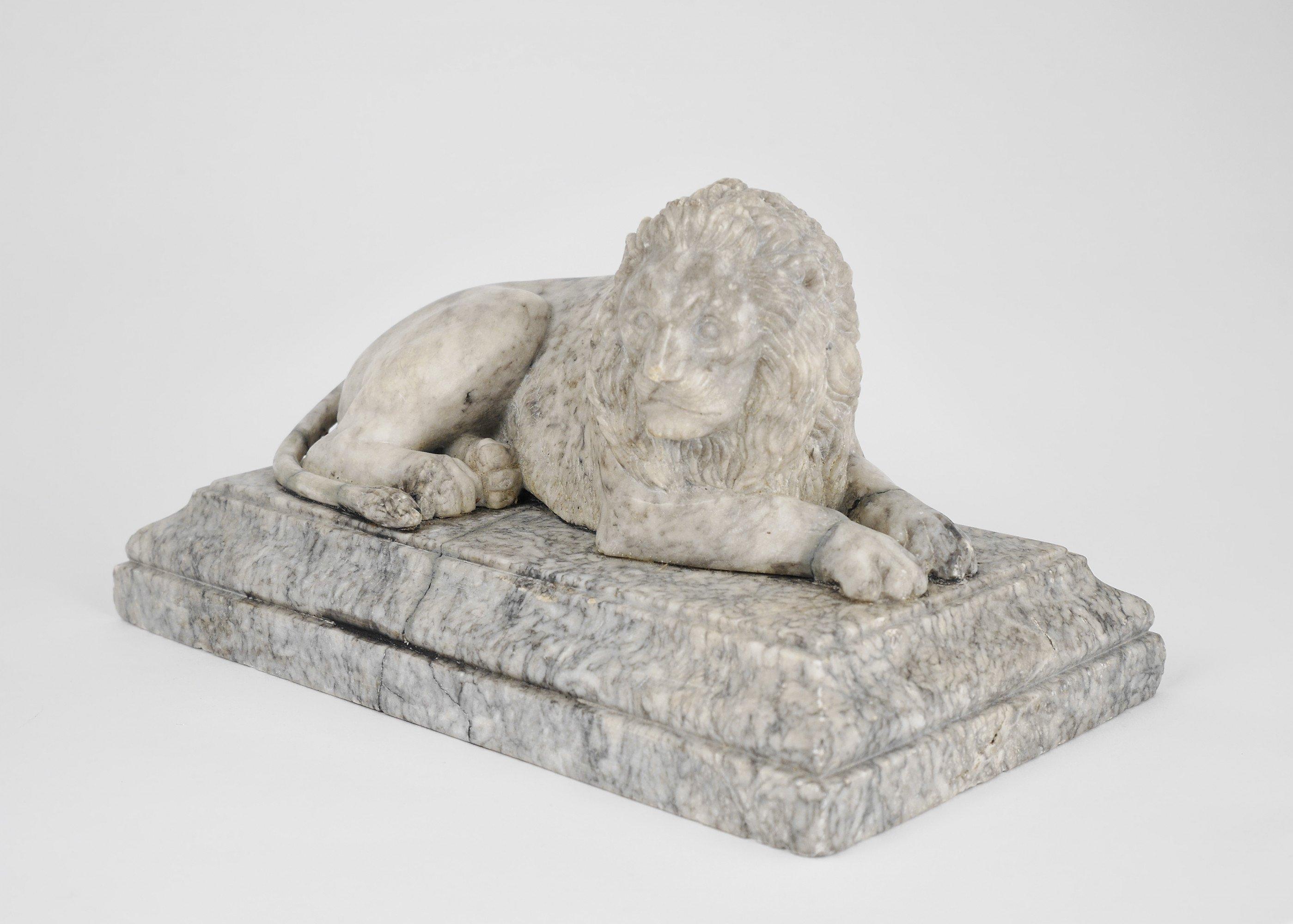 Marmorfigur eines liegenden Löwen, 19. Jahrhundert (Grau), Figurative Sculpture, von Unknown