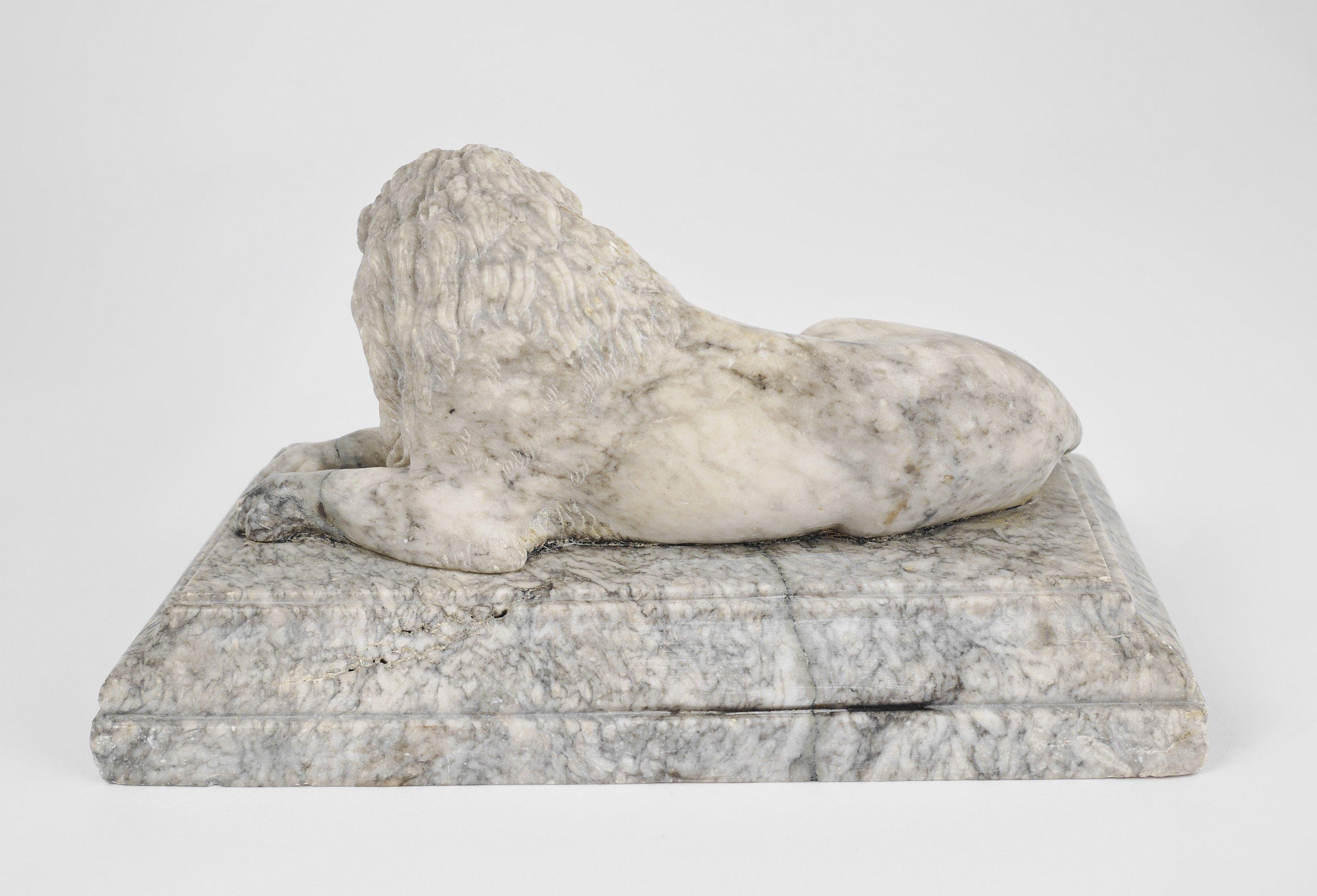 Figur eines ruhenden Löwen, 19. Jahrhundert
Geschnitzter grau geäderter Marmor
4,5 x 8 x 4,5 Zoll