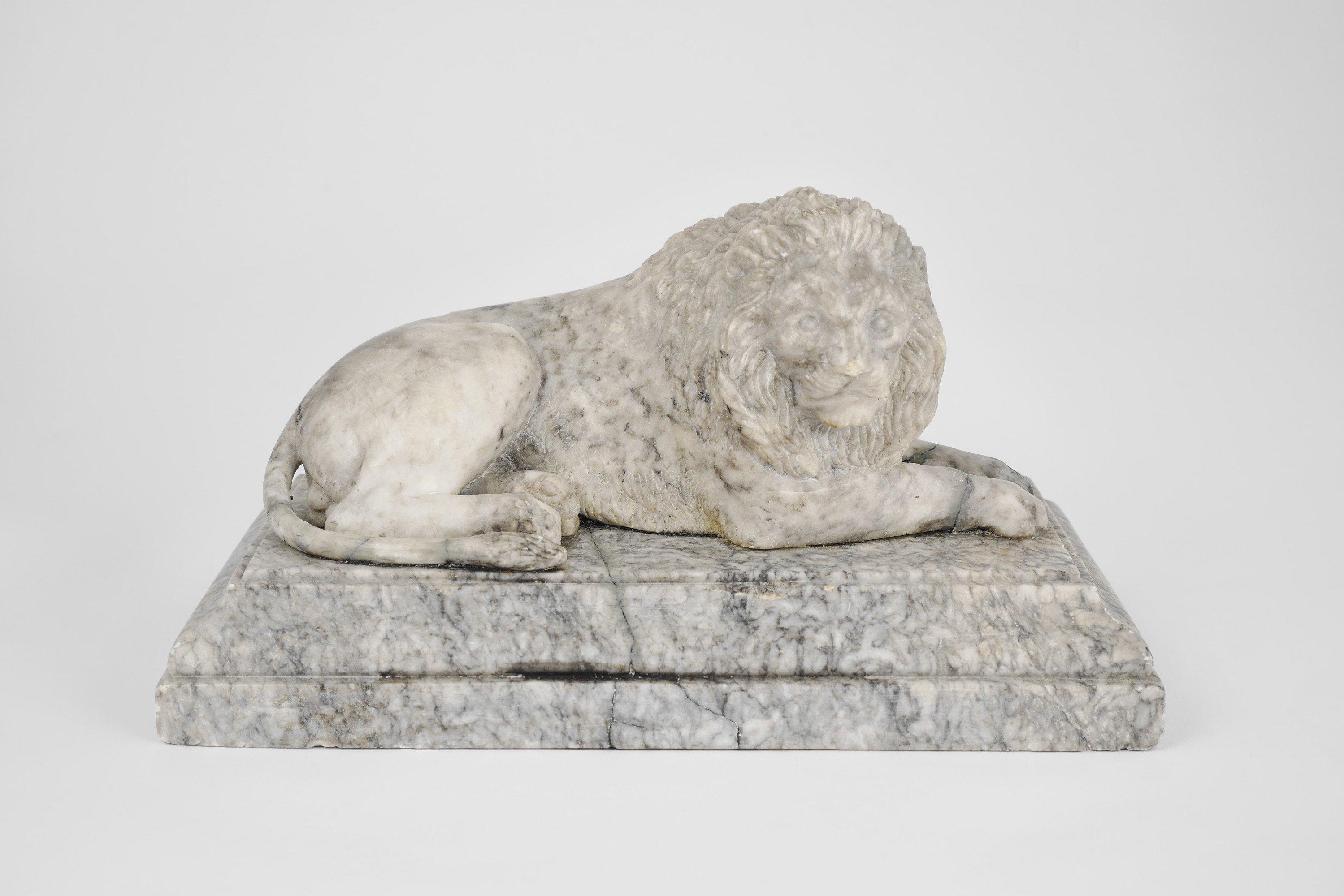 Unknown Figurative Sculpture – Marmorfigur eines liegenden Löwen, 19. Jahrhundert